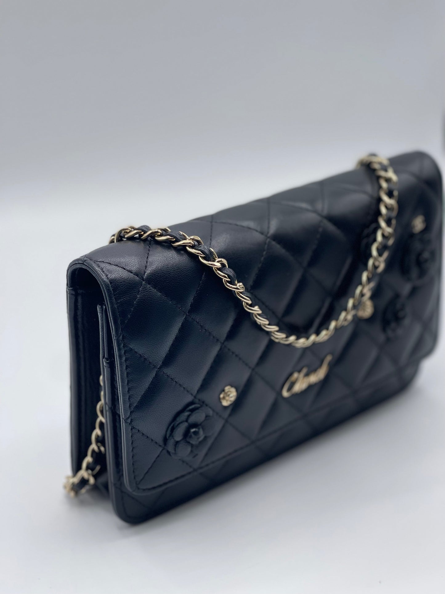 Chanel - Sac Wallet on chain noir et camélia édition limitée