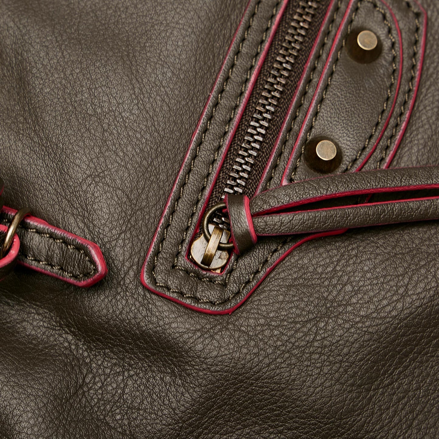Luxury Balenciaga  Papier A4 Leather Zip-Around Tote (SHG-26450)