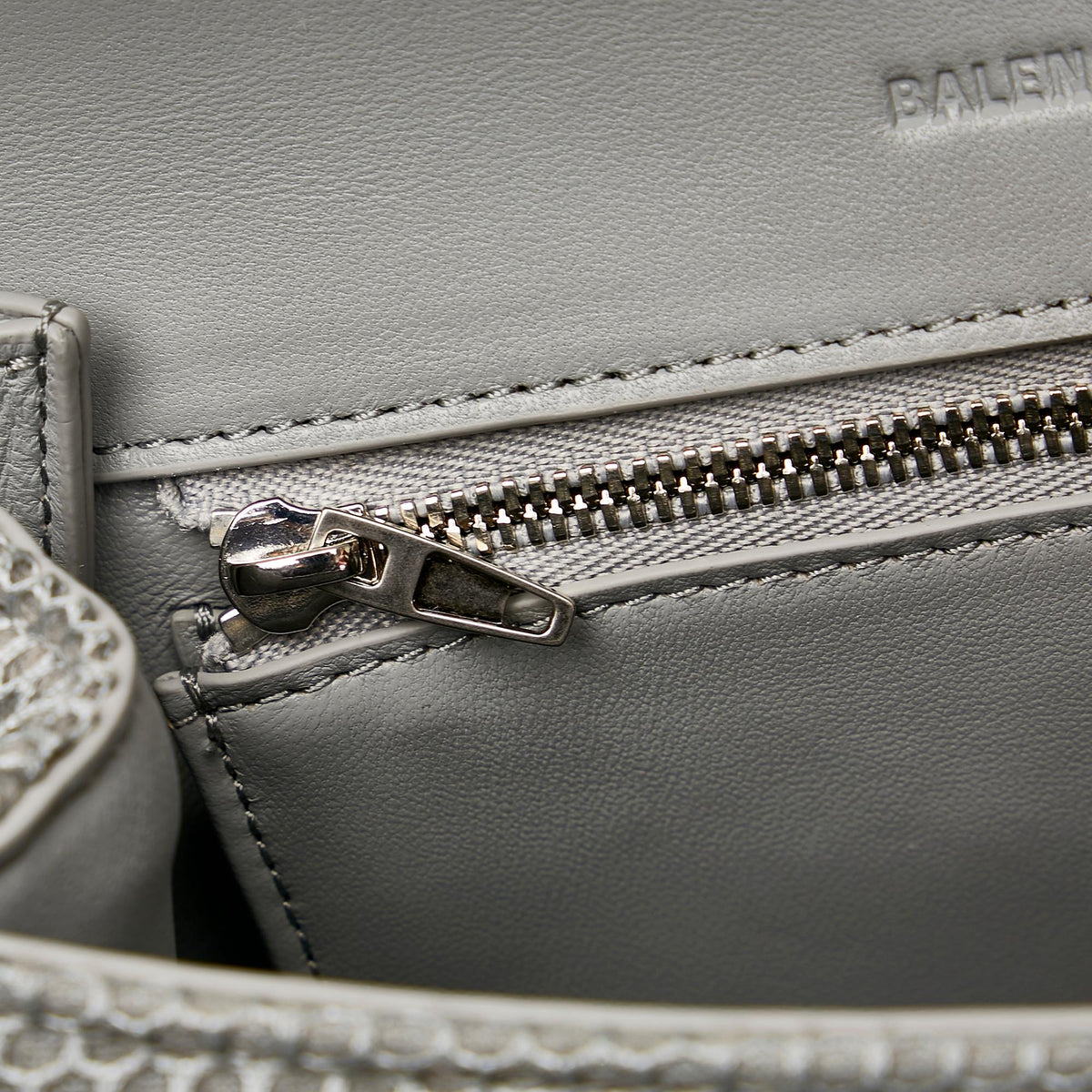 Luxury Balenciaga  Sneakerhead Top Handle Bag (SHG-BP0b5b)