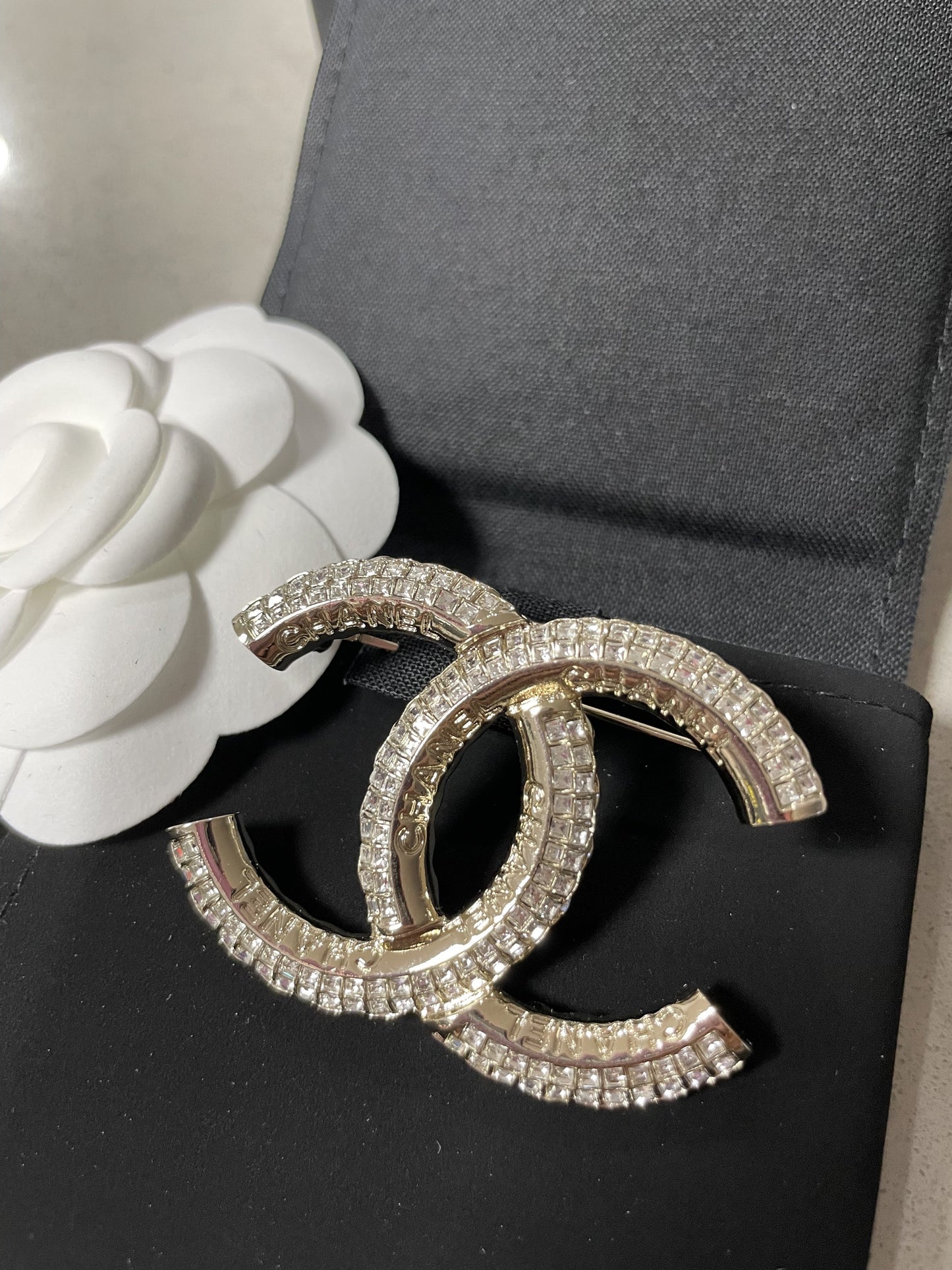 CHANEL CC BROOCH