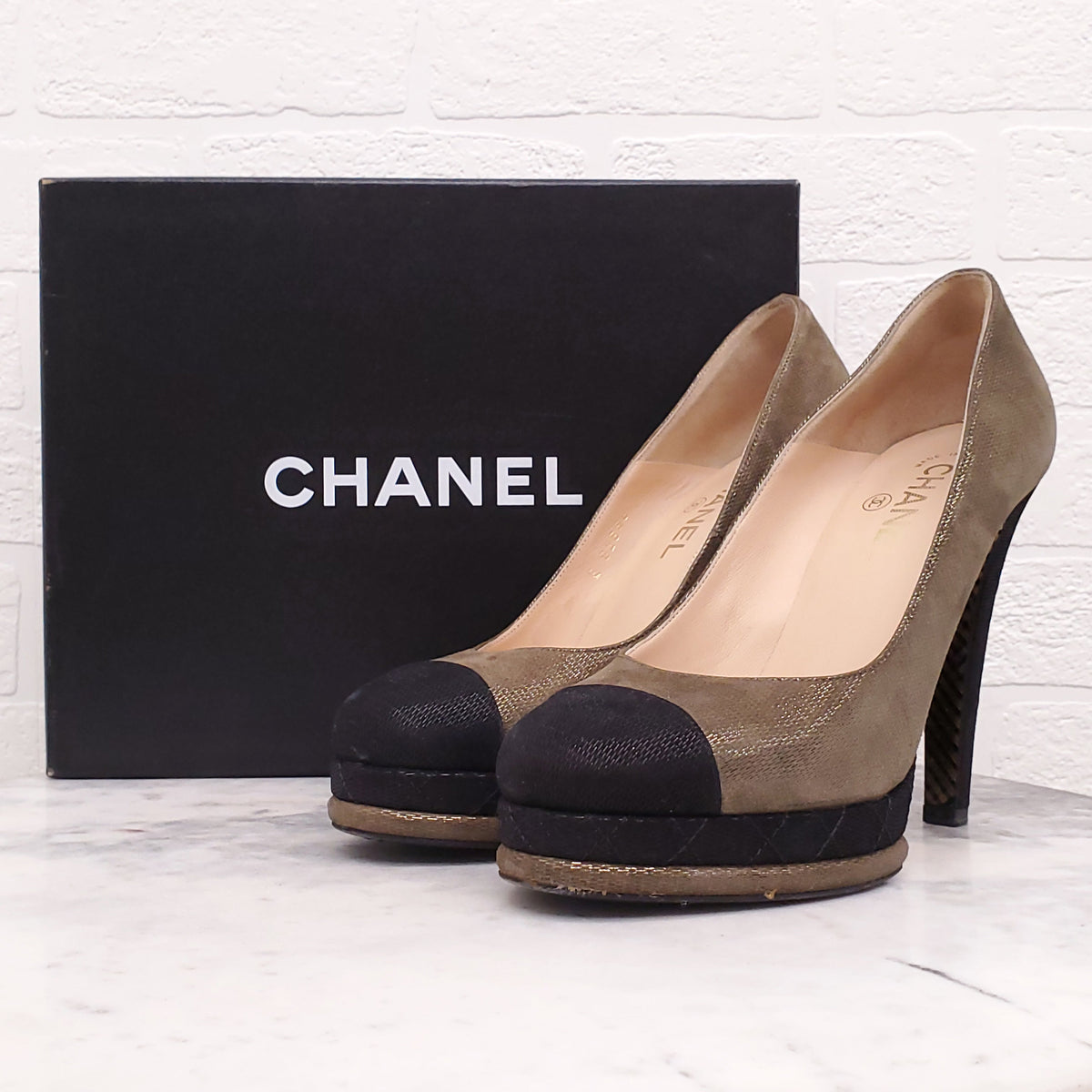CHANEL METALLIC GOLD HEELS WITH BLACK LOGO CAP TOE - SIZE 39.5