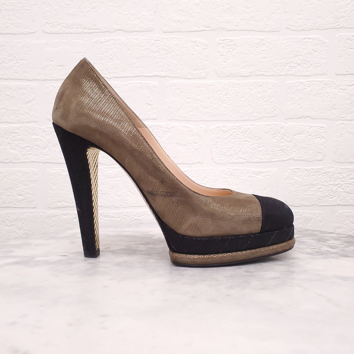 CHANEL METALLIC GOLD HEELS WITH BLACK LOGO CAP TOE - SIZE 39.5