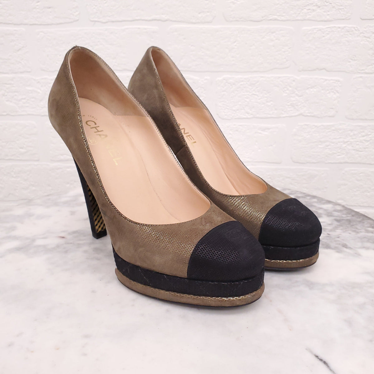 CHANEL METALLIC GOLD HEELS WITH BLACK LOGO CAP TOE - SIZE 39.5