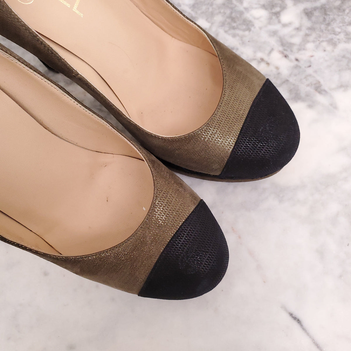 CHANEL METALLIC GOLD HEELS WITH BLACK LOGO CAP TOE - SIZE 39.5