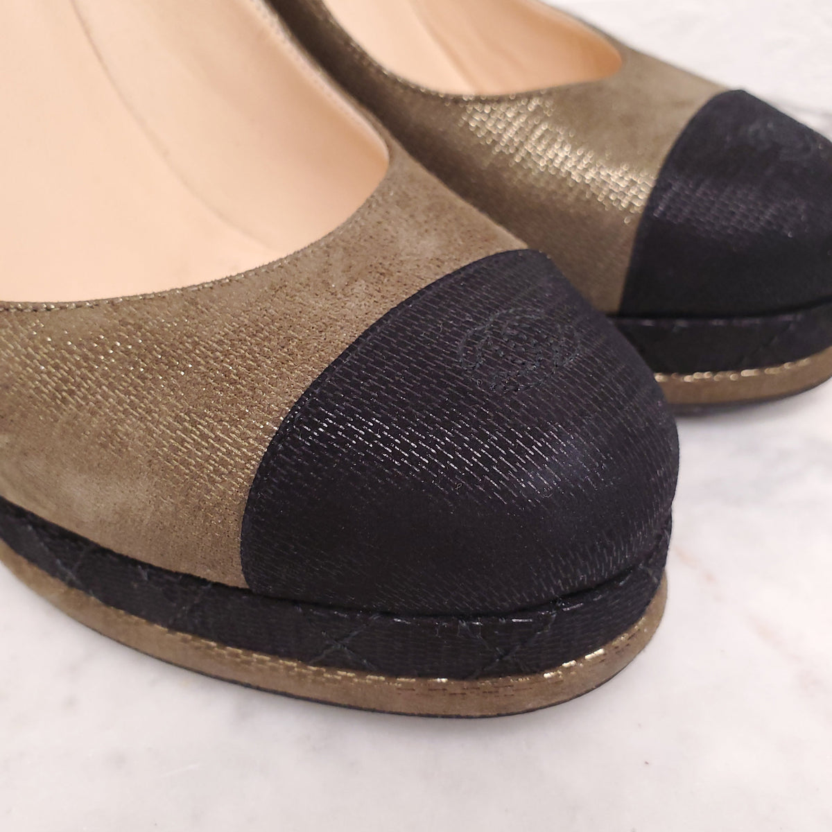 CHANEL METALLIC GOLD HEELS WITH BLACK LOGO CAP TOE - SIZE 39.5