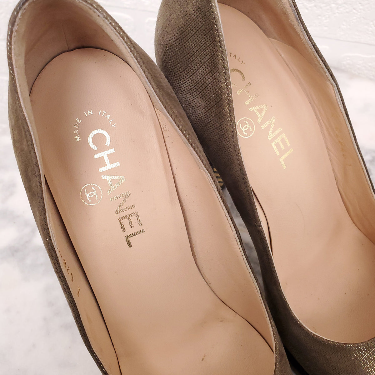 CHANEL METALLIC GOLD HEELS WITH BLACK LOGO CAP TOE - SIZE 39.5