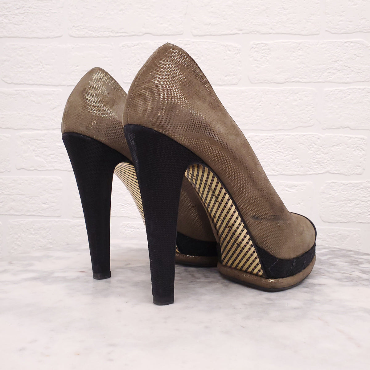 CHANEL METALLIC GOLD HEELS WITH BLACK LOGO CAP TOE - SIZE 39.5