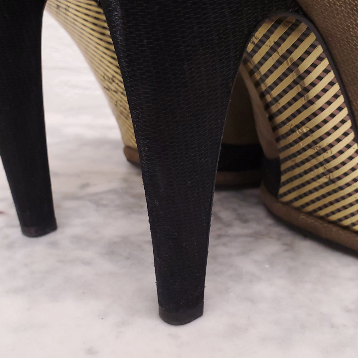 CHANEL METALLIC GOLD HEELS WITH BLACK LOGO CAP TOE - SIZE 39.5