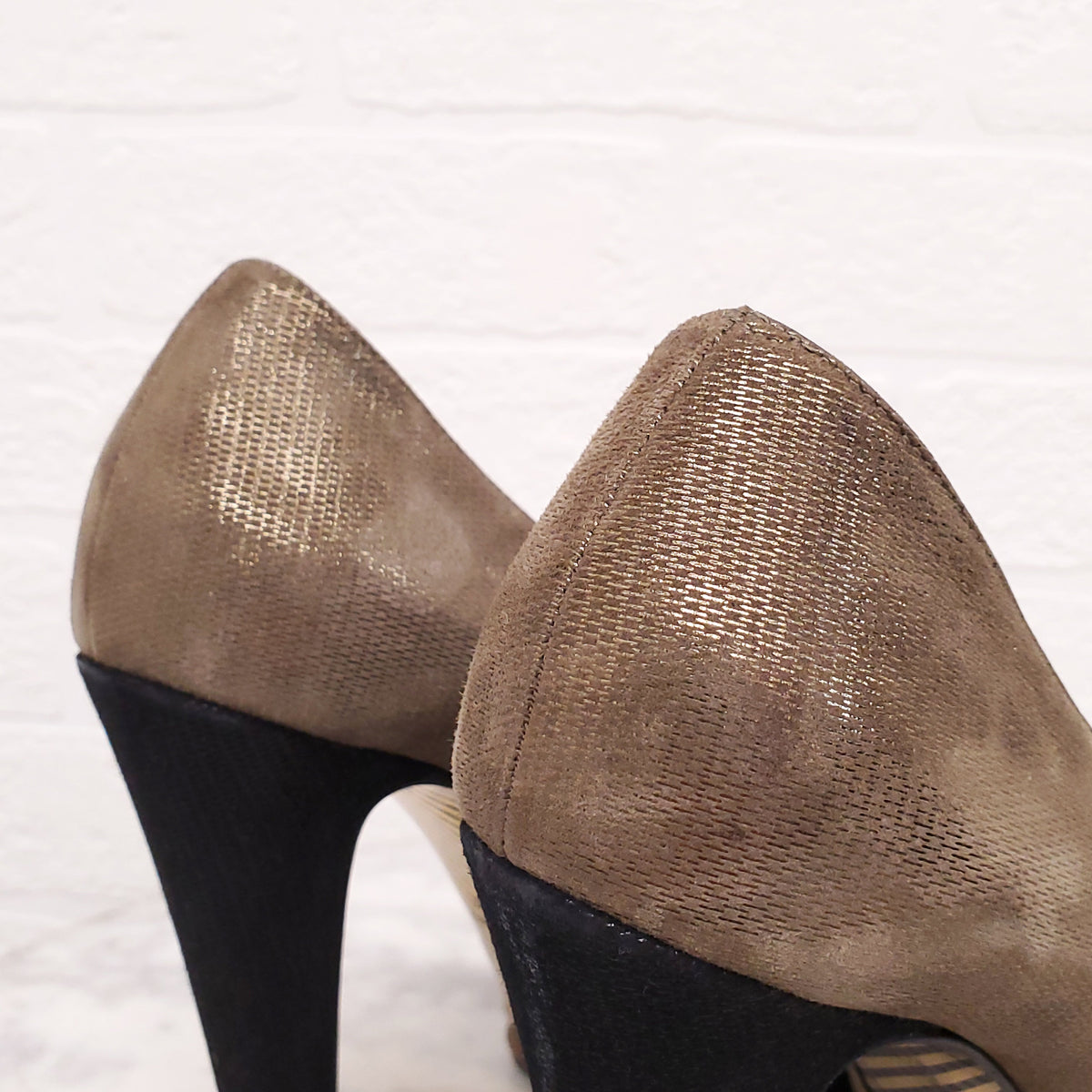 CHANEL METALLIC GOLD HEELS WITH BLACK LOGO CAP TOE - SIZE 39.5