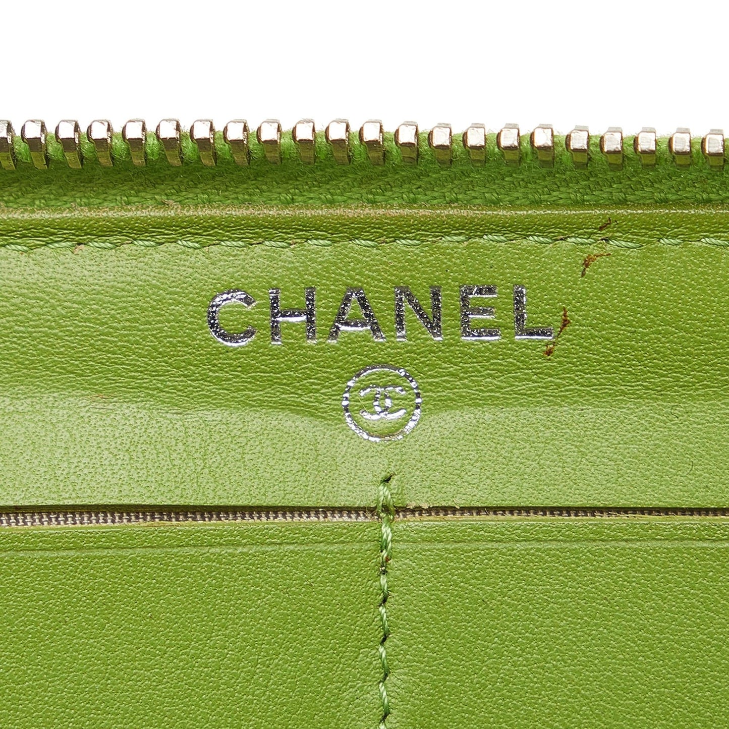 Chanel CC Patent Leather Zip Around Wallet (SHG-gN1VBT)