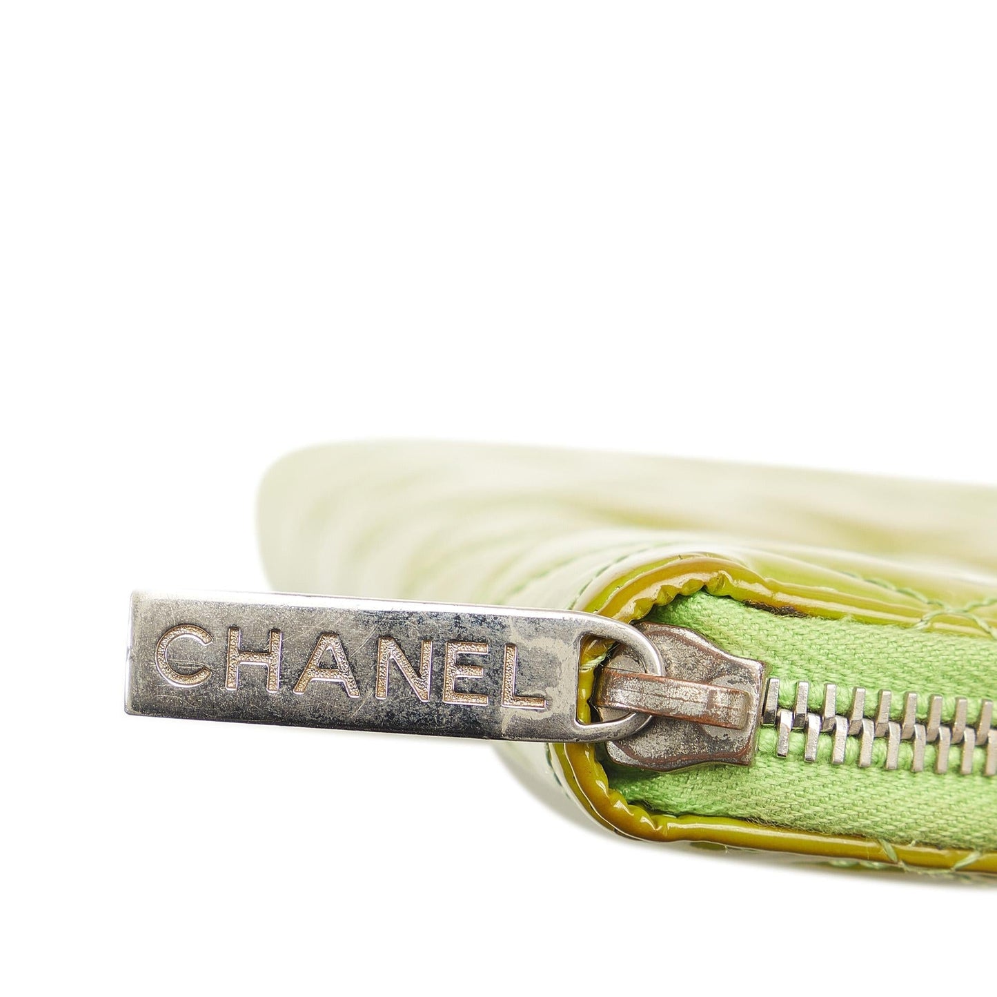 Chanel CC Patent Leather Zip Around Wallet (SHG-gN1VBT)