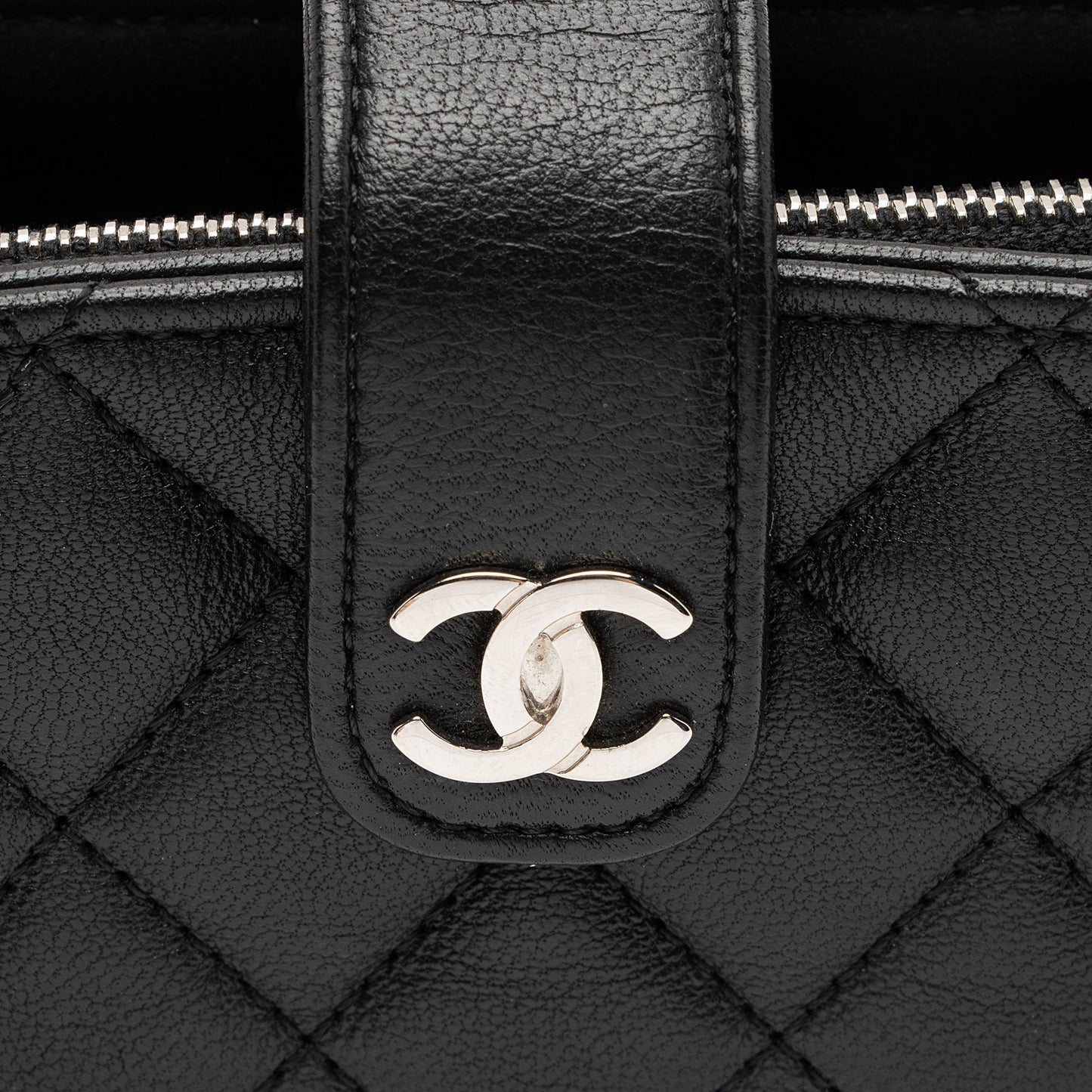 Chanel Lambskin Valentine Charms Mini Phone Holder Crossbody (SHF-LaTesi)