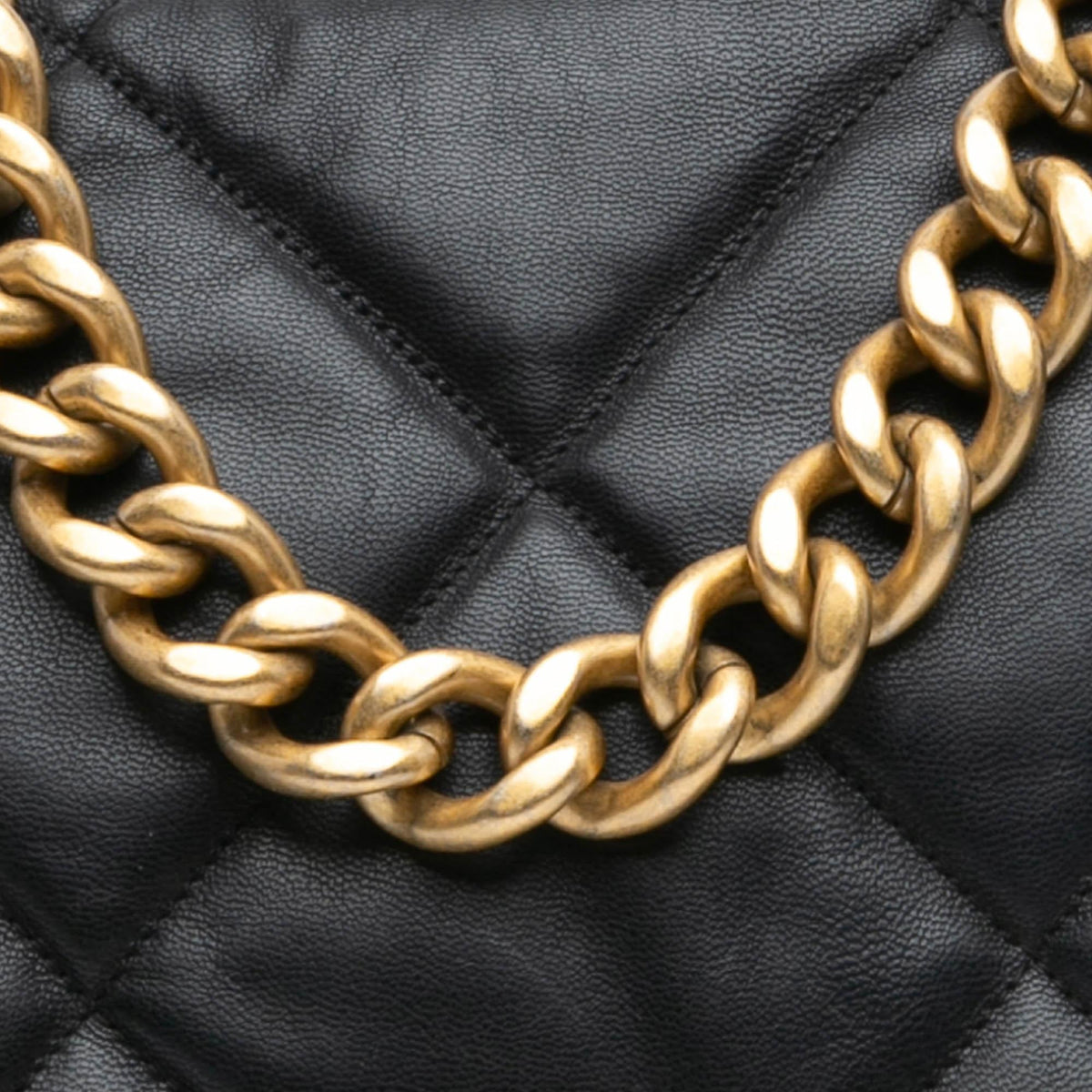 Chanel Maxi Lambskin 19 Flap (SHG-zMPWQD)