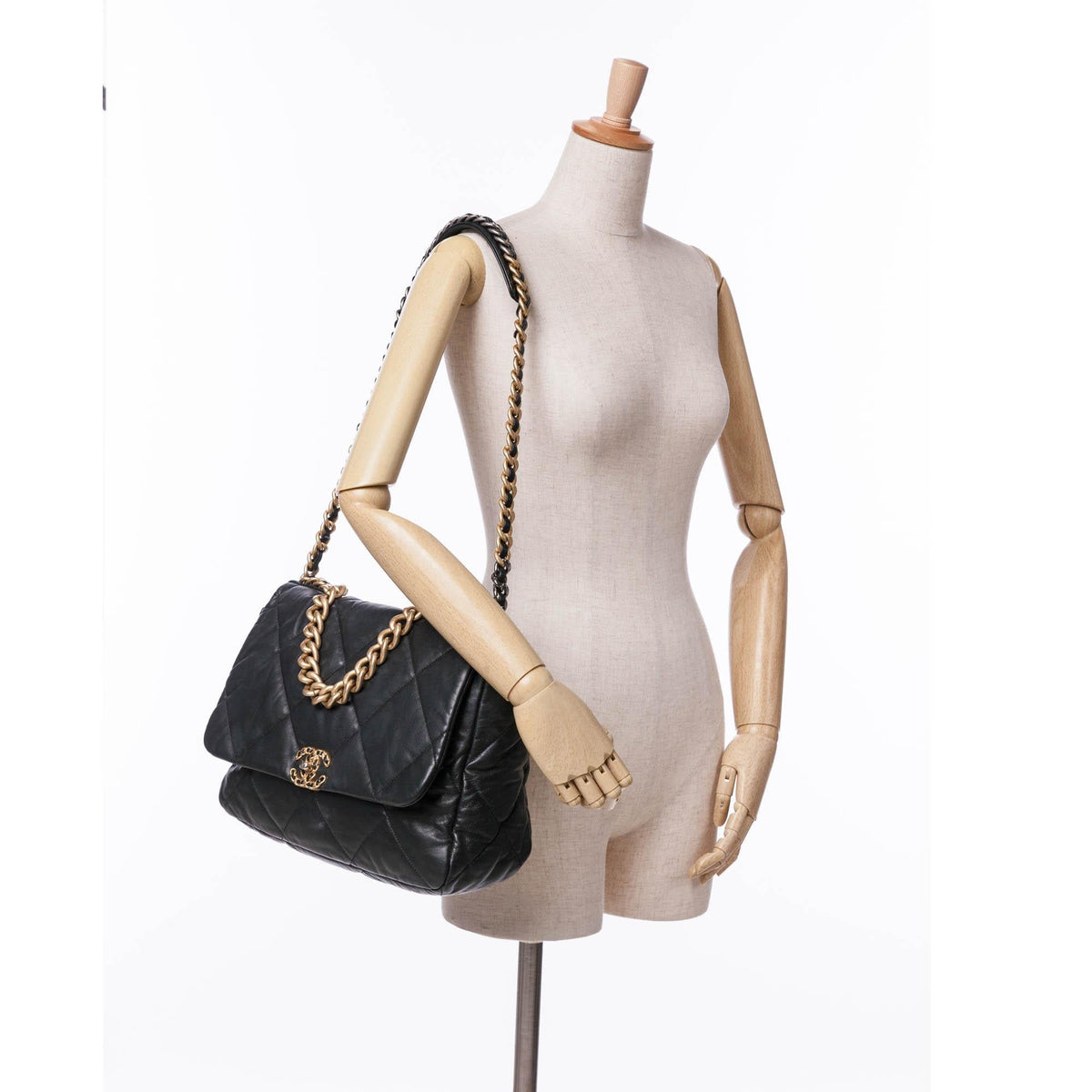 Chanel Maxi Lambskin 19 Flap (SHG-zMPWQD)
