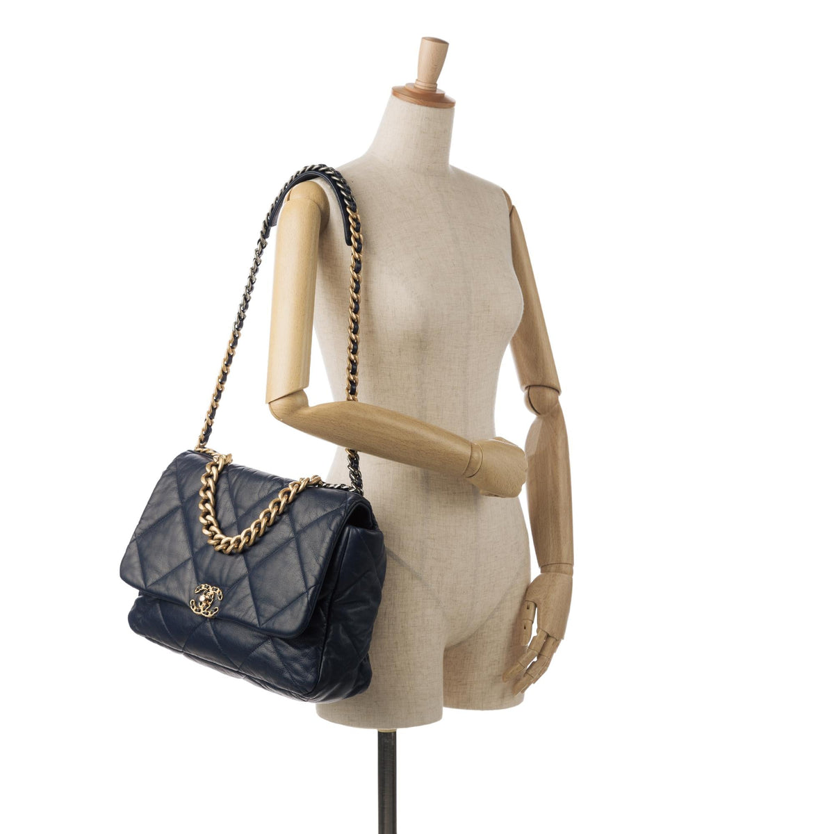 Chanel Maxi Lambskin 19 Flap (SHG-GKlJ3G)