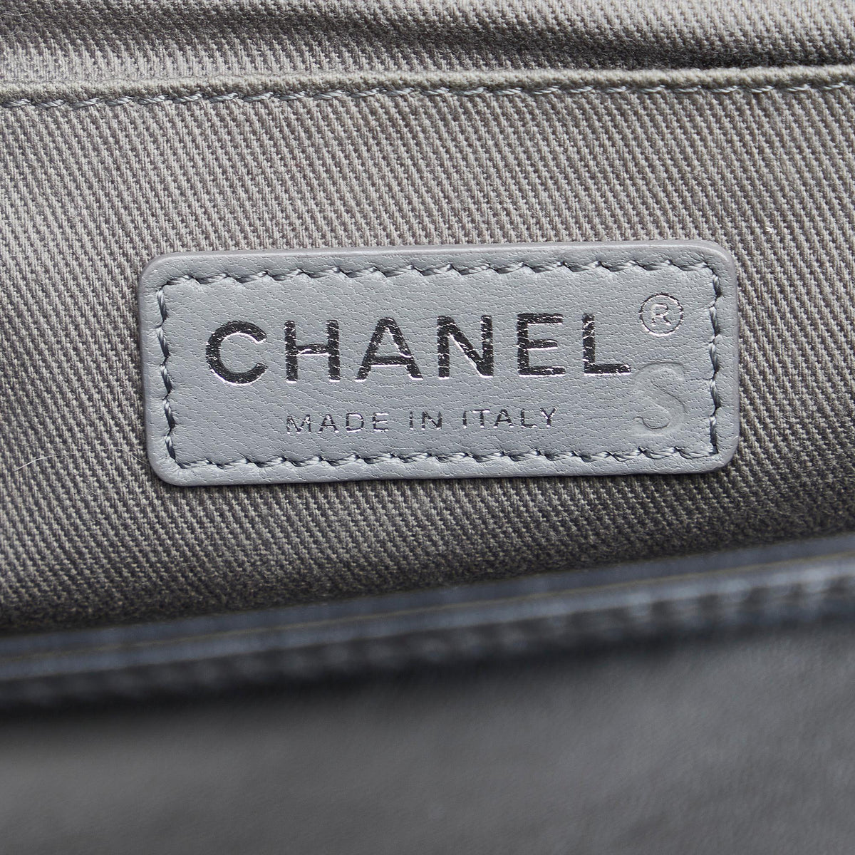Chanel Medium Boy Bag (SHG-BOOAMQ)