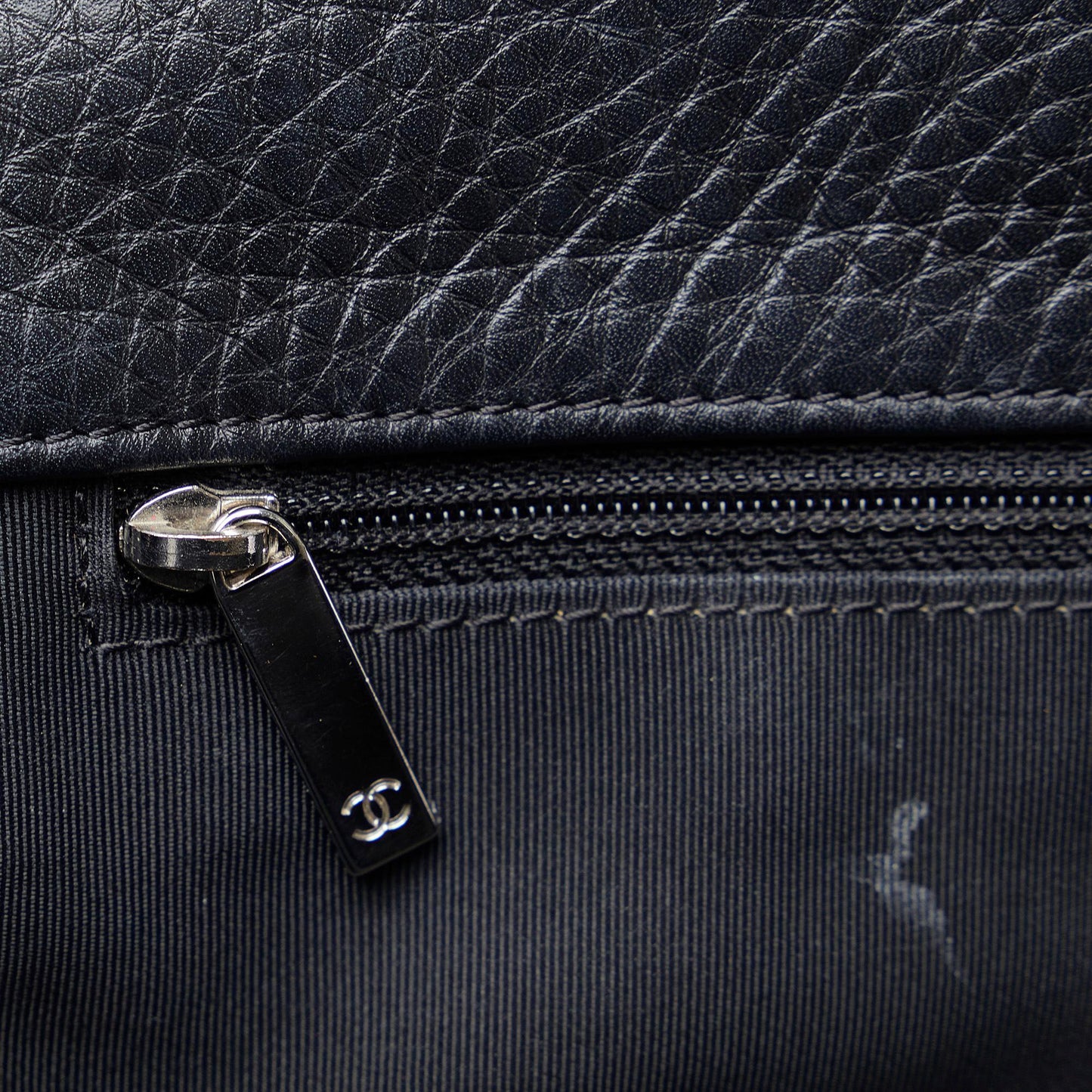 Chanel Medium CC Caviar Cerf Tote (SHG-CpHO5a)