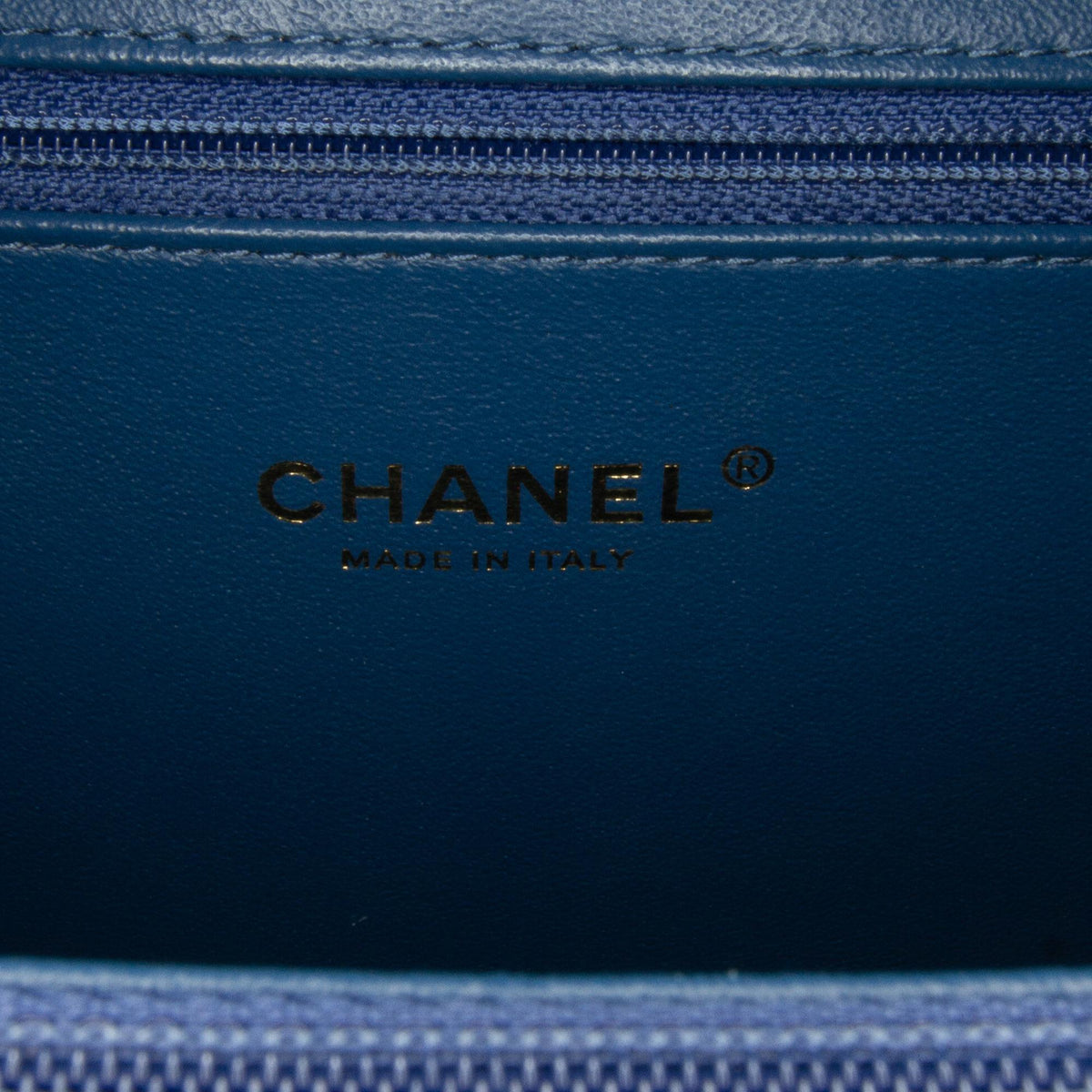 Chanel Medium CC Filigree Caviar Vanity Case (SHG-R0dFDb)