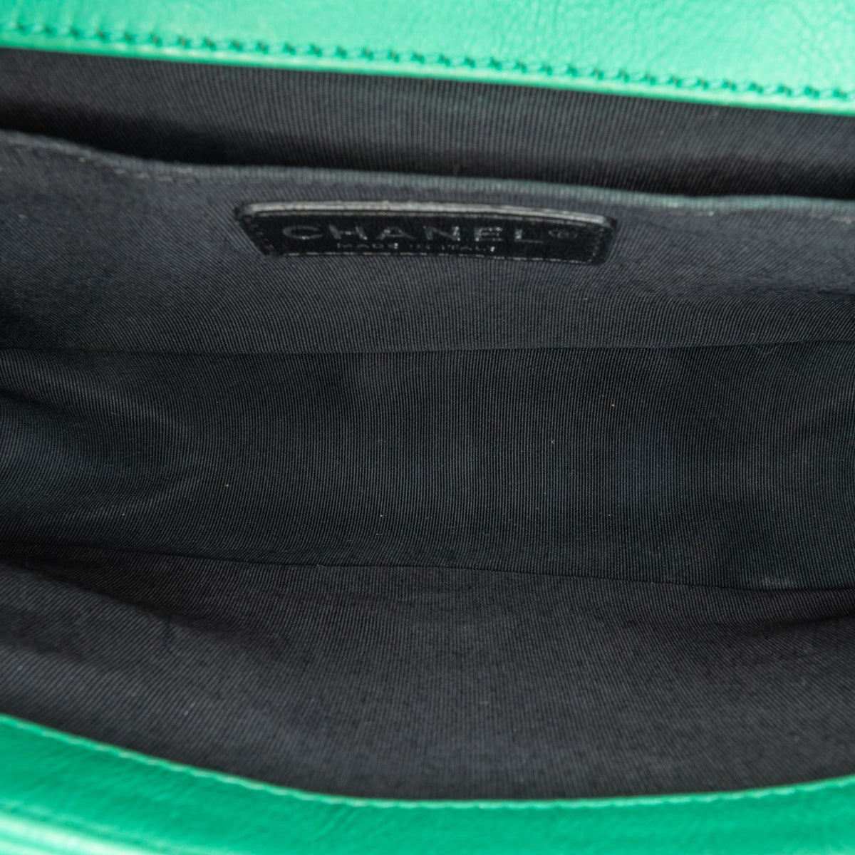 Chanel Medium Calfskin Boy Flap (SHG-tWiEec)