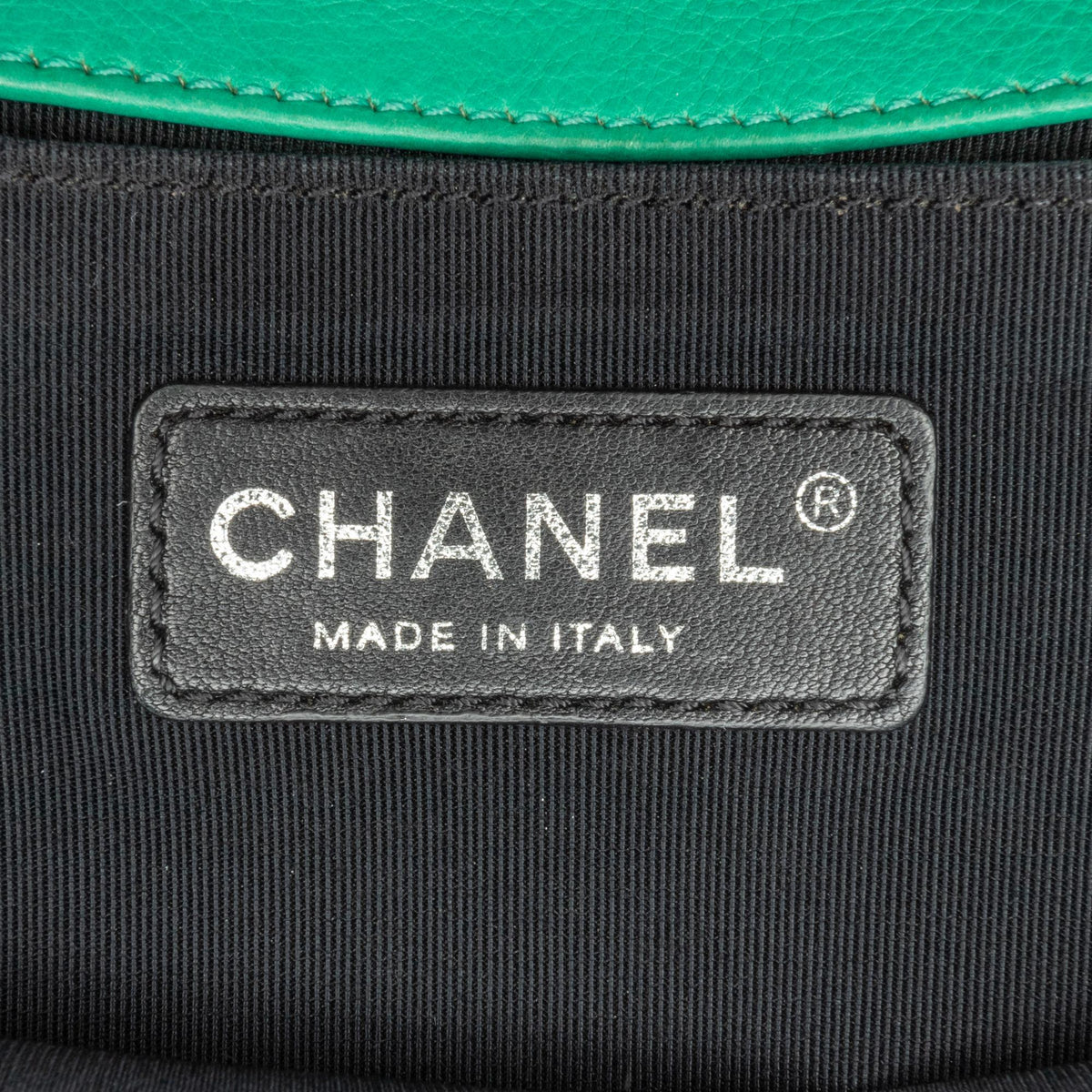 Chanel Medium Calfskin Boy Flap (SHG-tWiEec)
