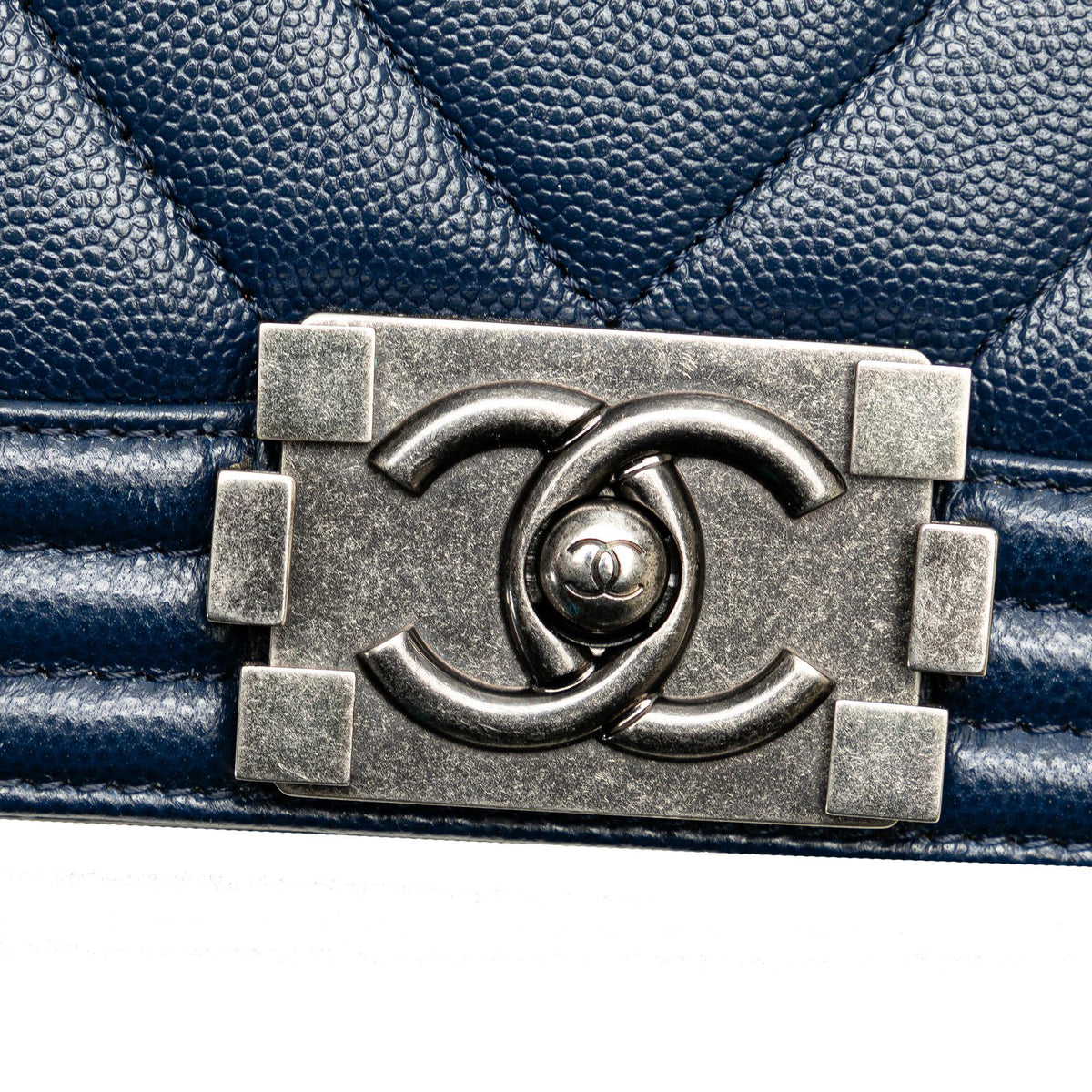 Chanel Medium Chevron Caviar Boy Flap (SHG-74IHyq)