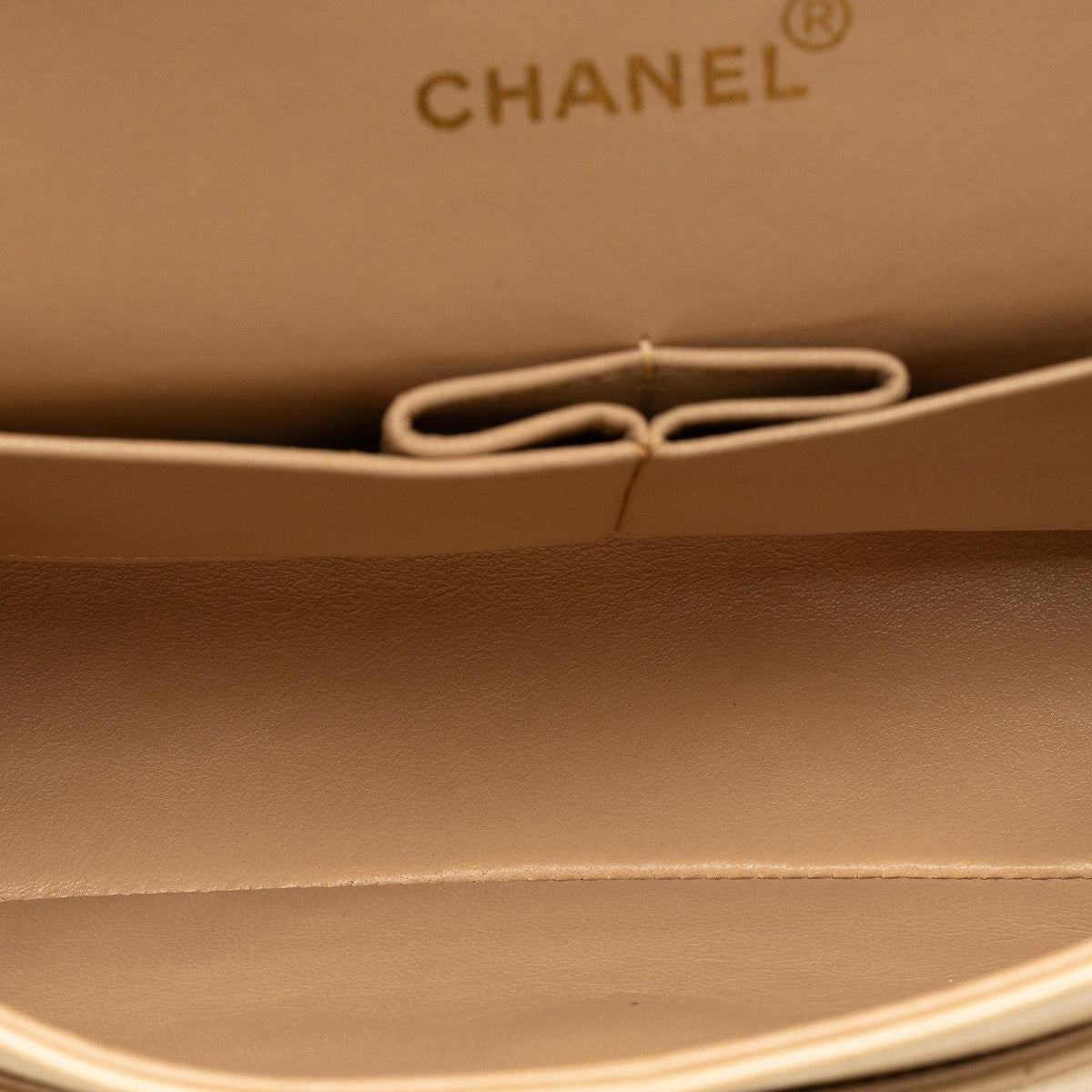 Chanel Medium Classic Lambskin Double Flap (SHG-fJM1Y8)
