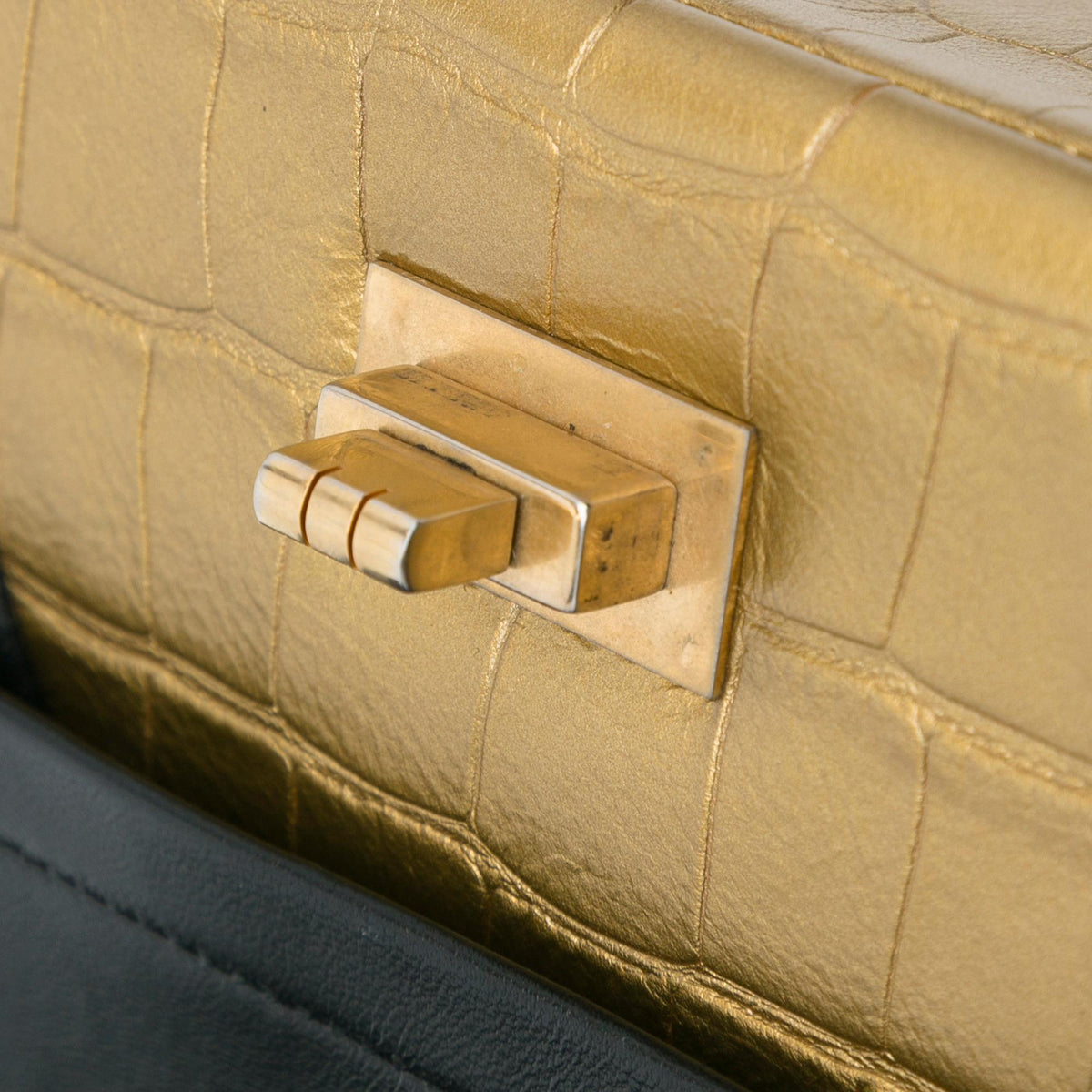 Chanel Medium Croc Embossed Lambskin 2.55 Reissue Double Flap Bag (SHG-WsMkpm)