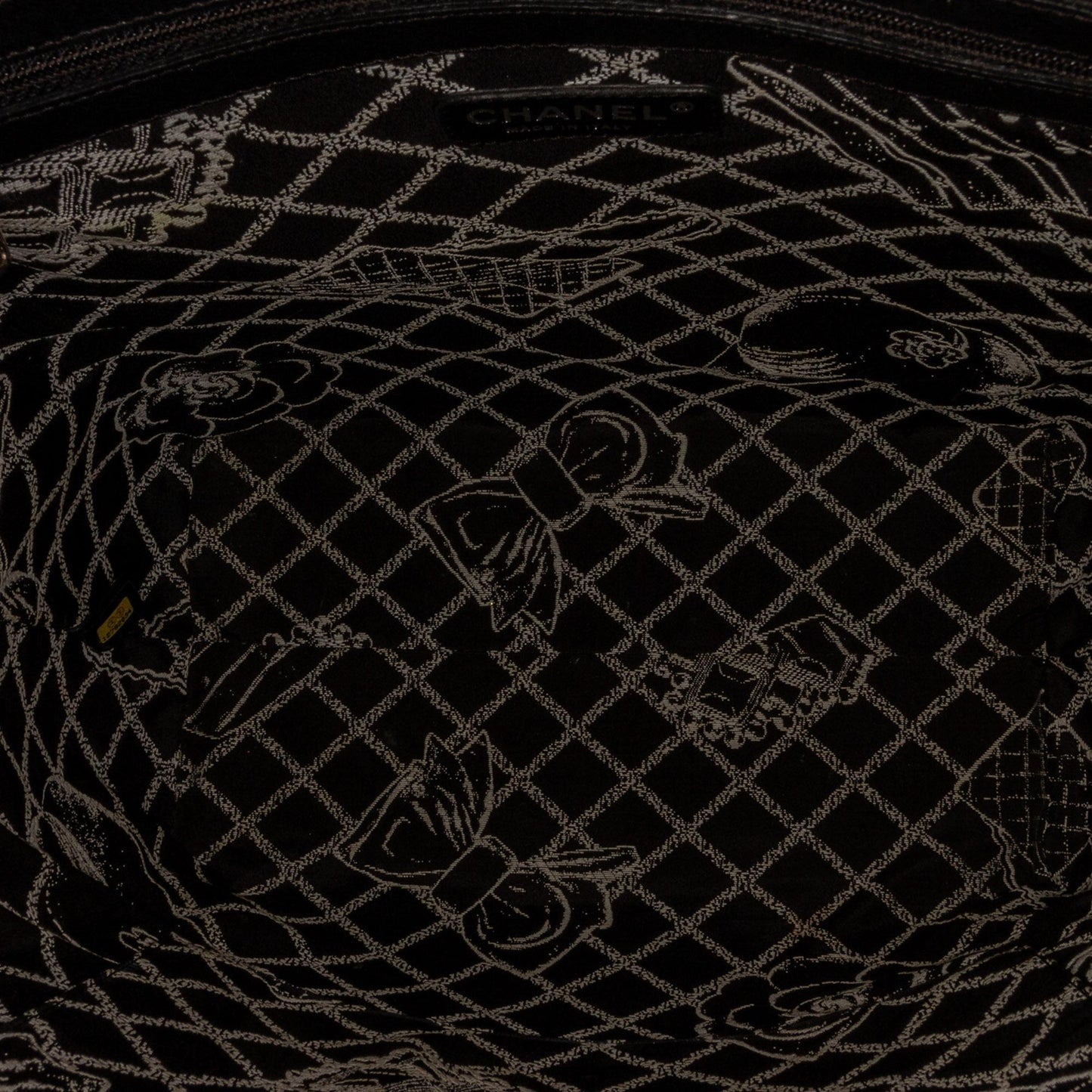 Chanel Medium Essential Shopping Tote (SHG-yBIyGg)