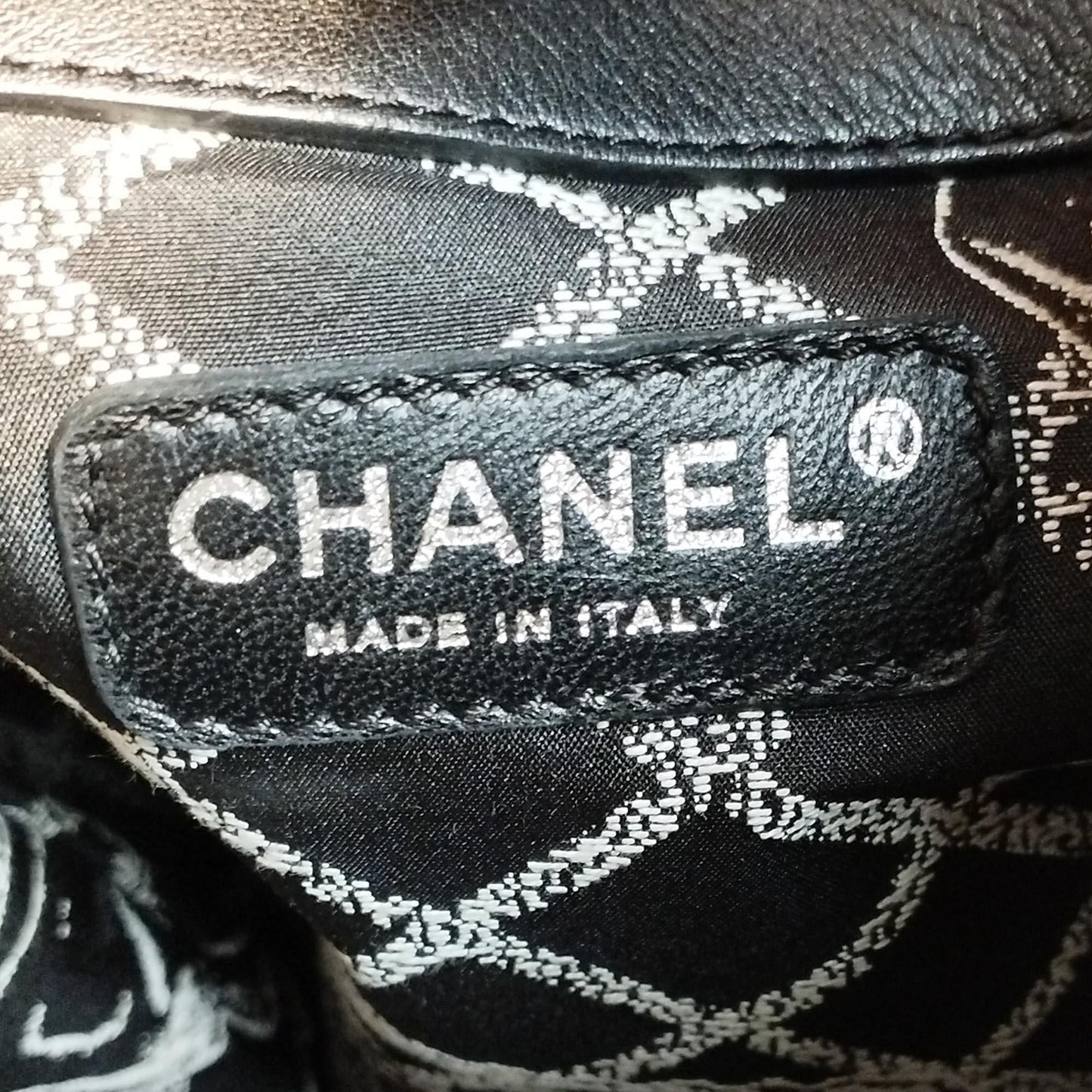 Chanel Medium Essential Shopping Tote (SHG-yBIyGg)