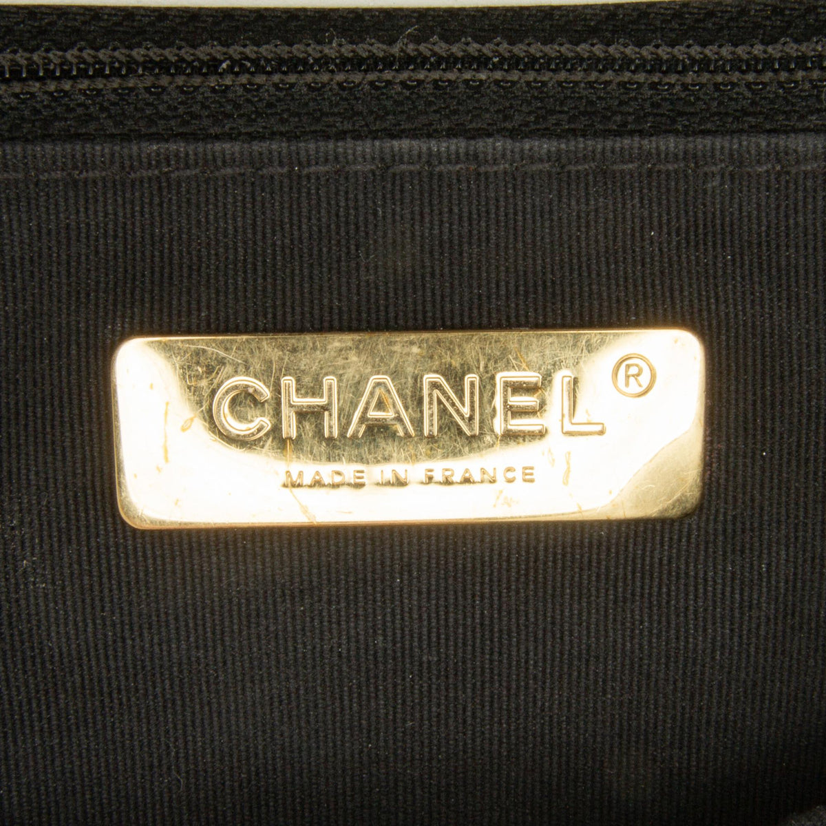 Chanel Medium Lambskin 19 Flap (SHG-aeKGRk)