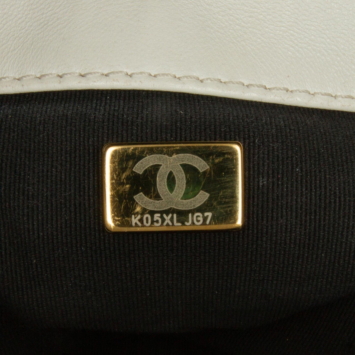 Chanel Medium Lambskin 19 Flap (SHG-aeKGRk)