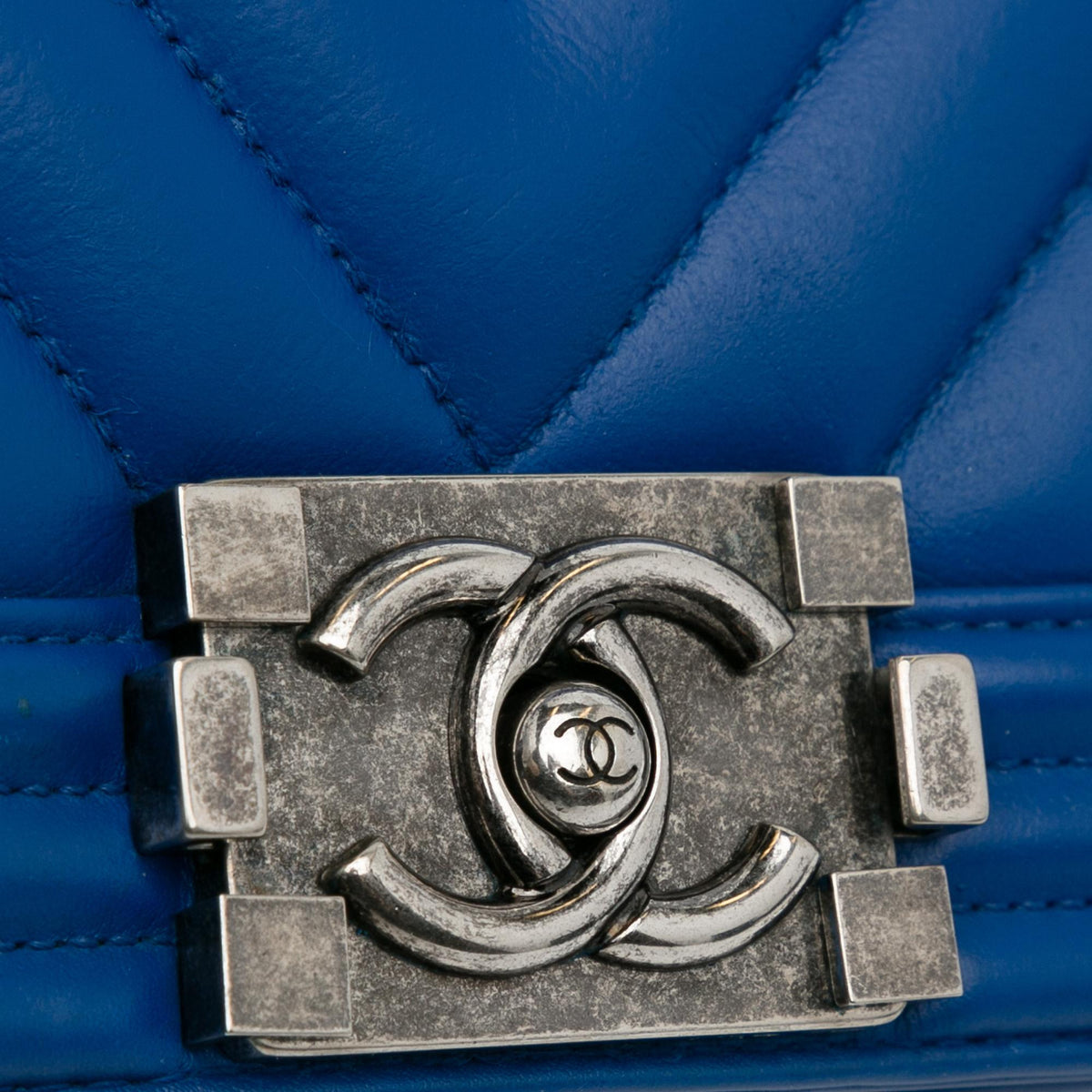 Chanel Medium Lambskin Chevron Boy Flap (SHG-pvPgpi)