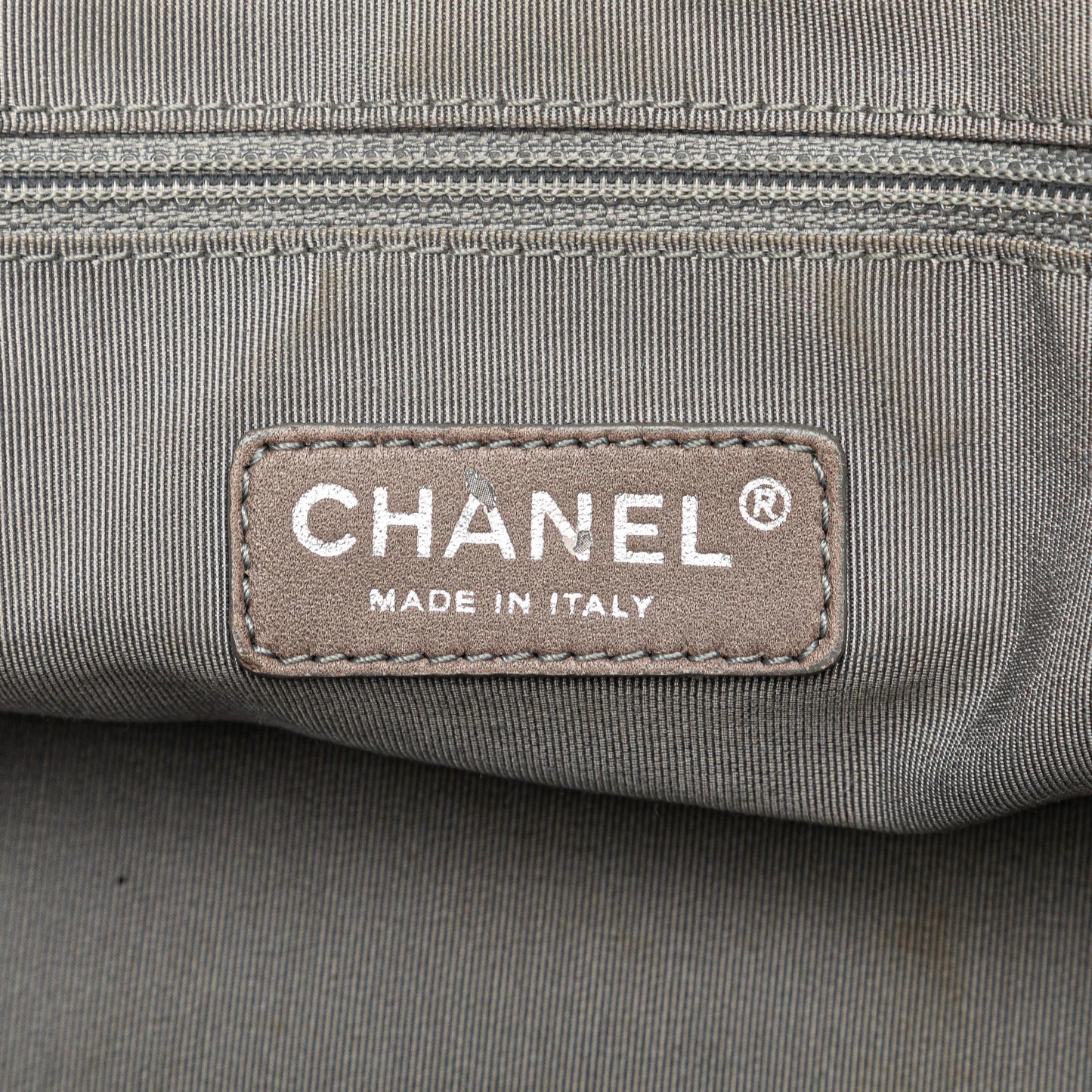 Chanel Medium Metallic Calfskin Modern Chain Tote (SHG-ZlIanC)