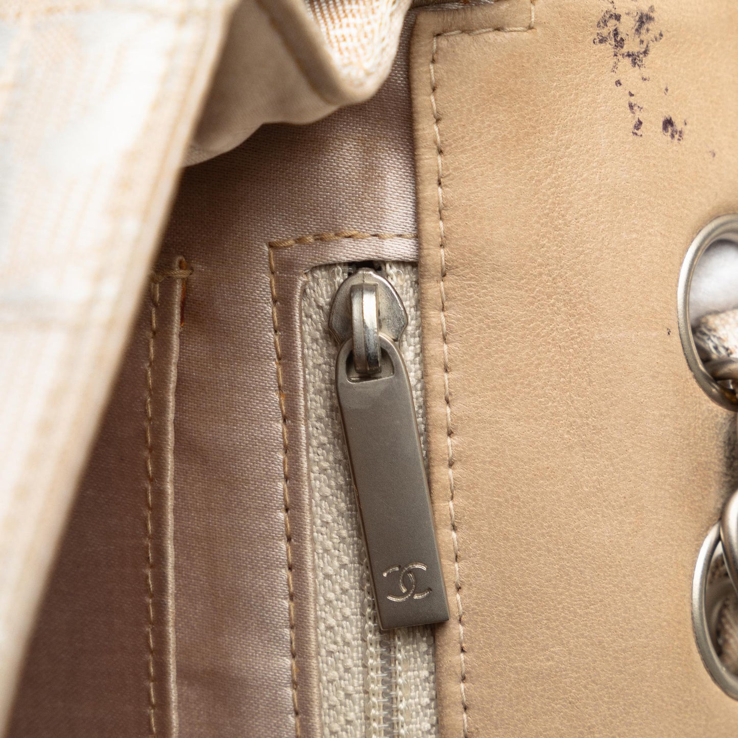 Chanel Medium New Travel Line Classic Flap Single (SHG-hou8eK)