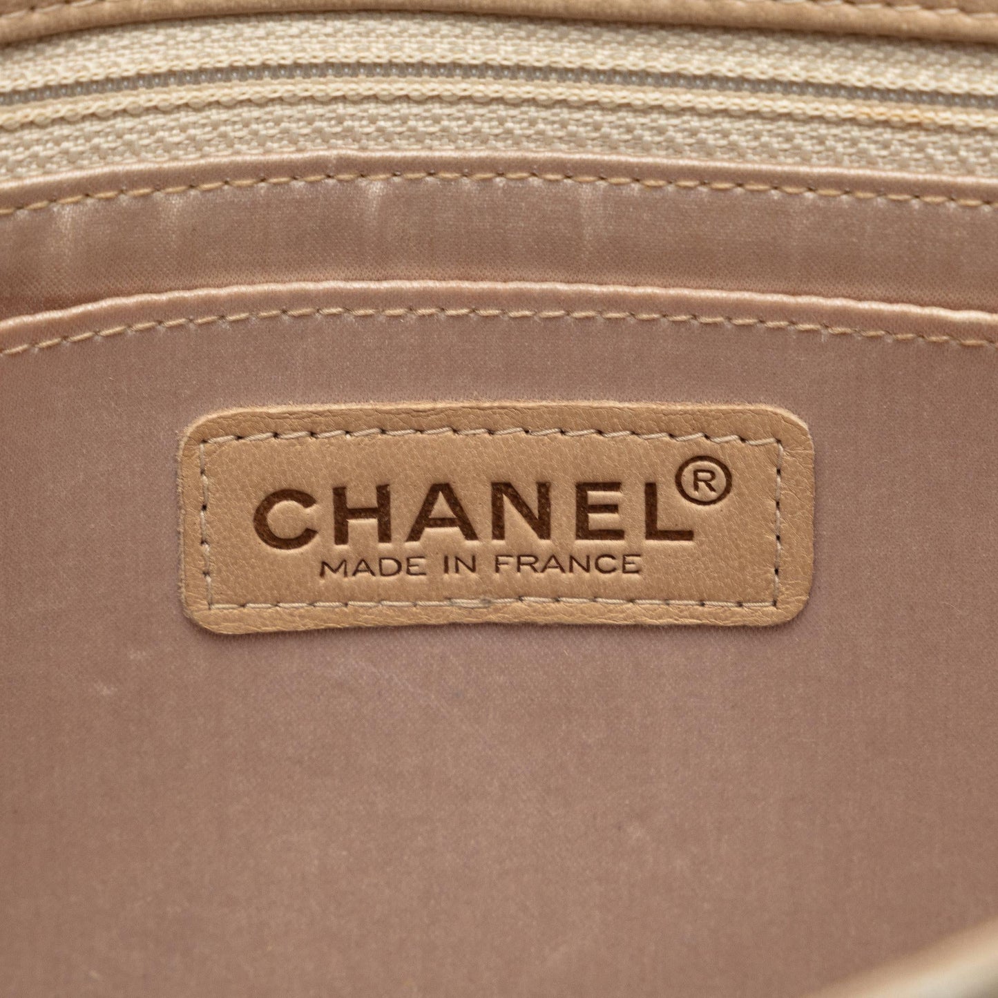 Chanel Medium New Travel Line Classic Flap Single (SHG-hou8eK)