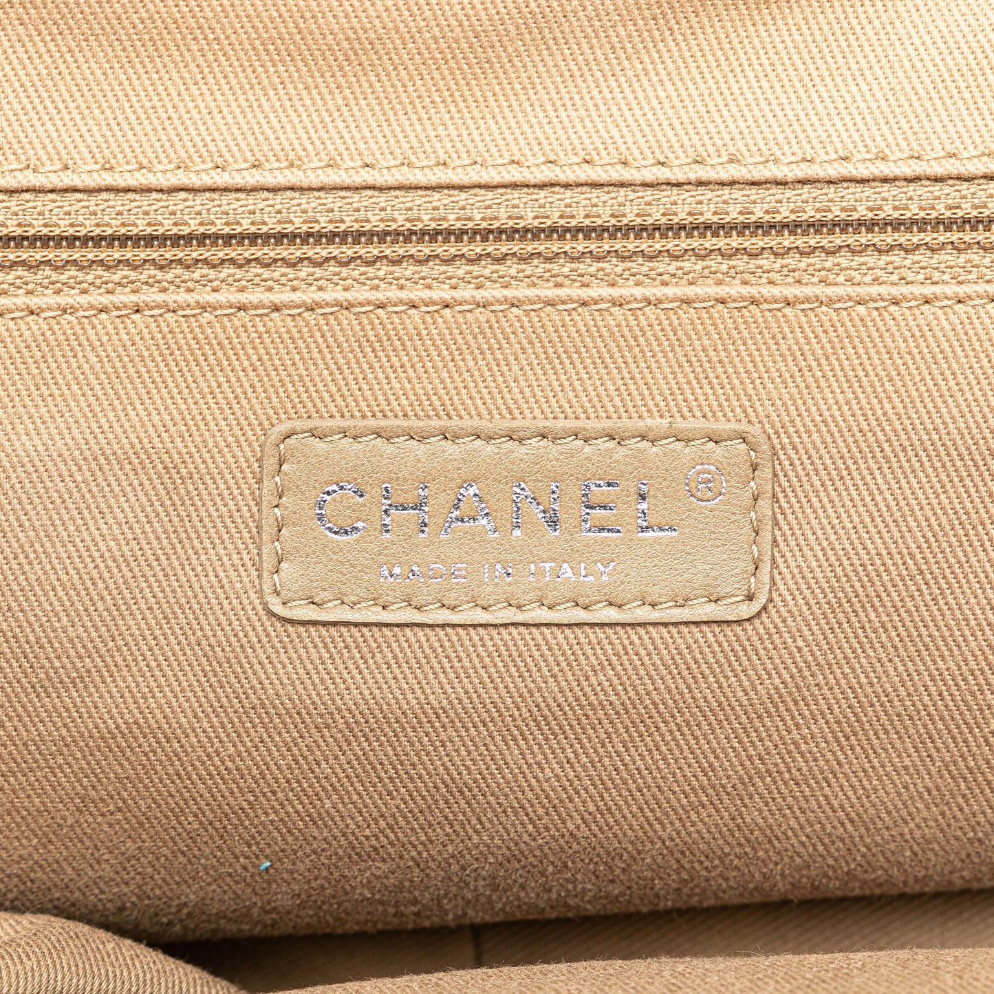 Chanel Medium Quilted Caviar Frame Tote (SHG-5Zqe3n)
