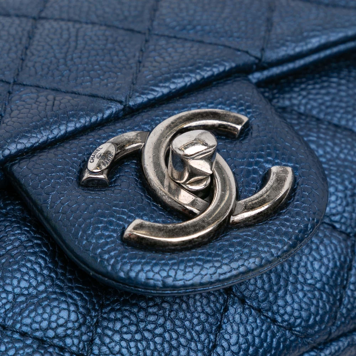 Chanel Medium Quilted Iridescent Caviar Easy Flap (SHG-Kep0fN)