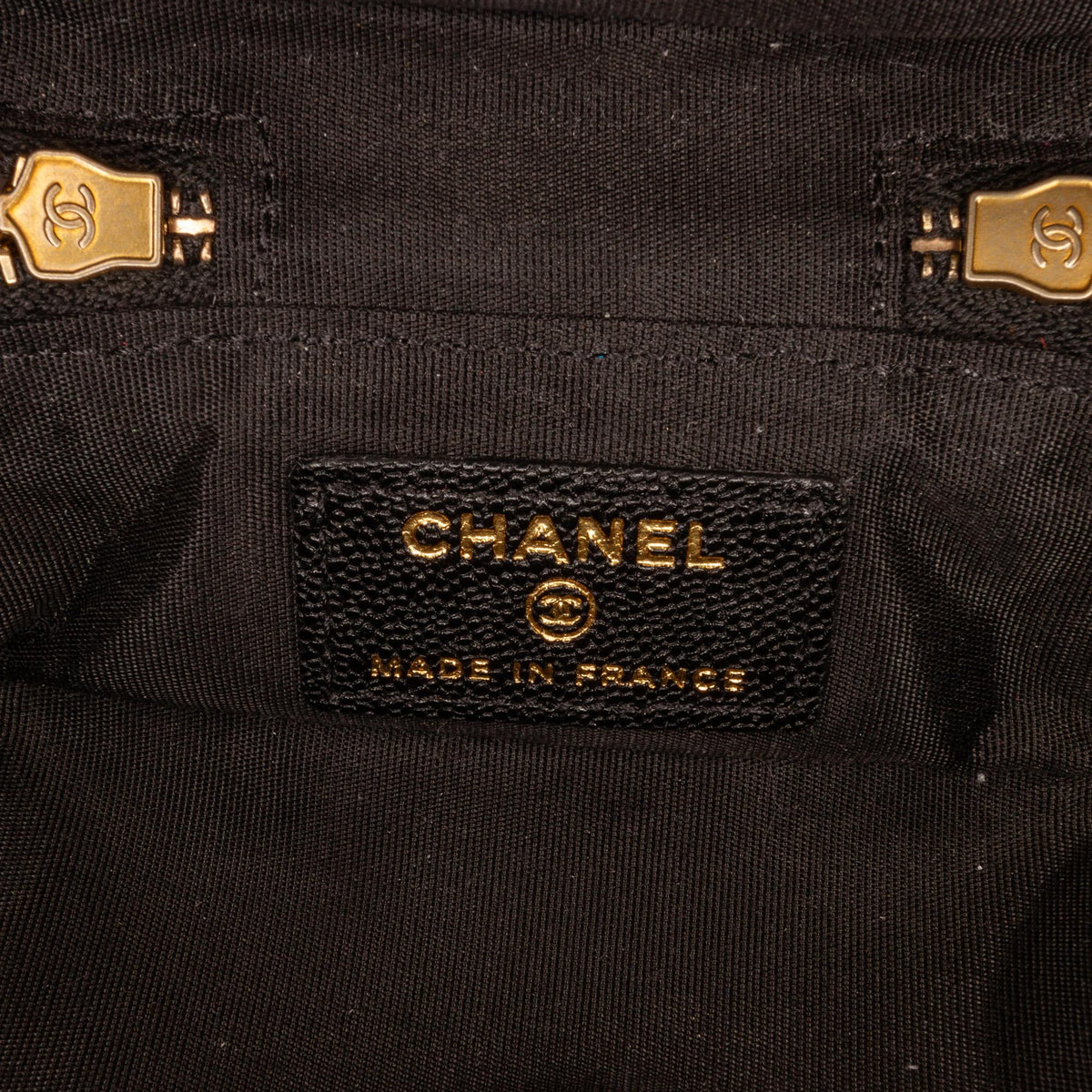 Chanel Micro Caviar Vanity Case with Chain (SHG-HLIw6X)