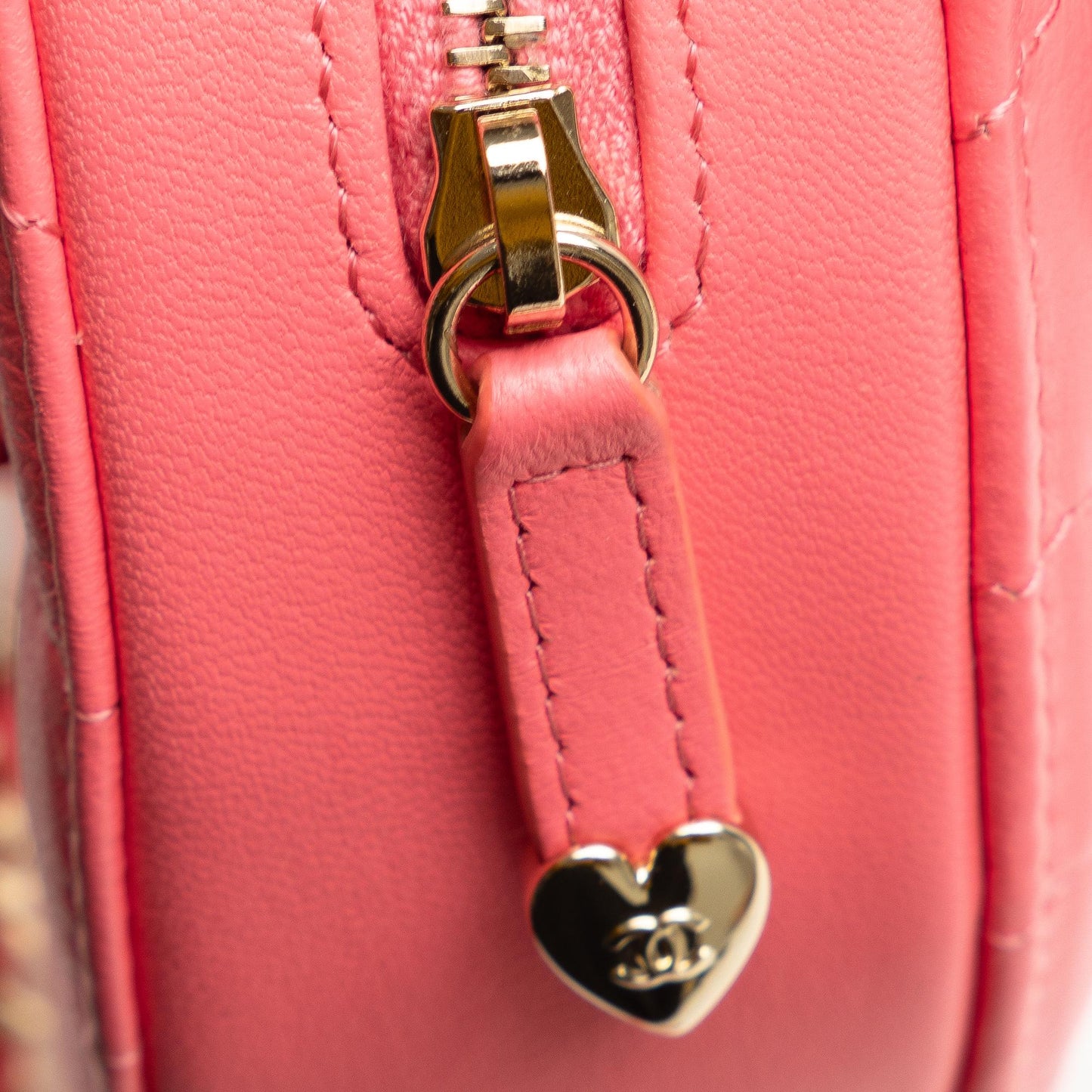 Chanel Mini CC in Love Heart Crossbody Bag (SHG-L8xNoU)