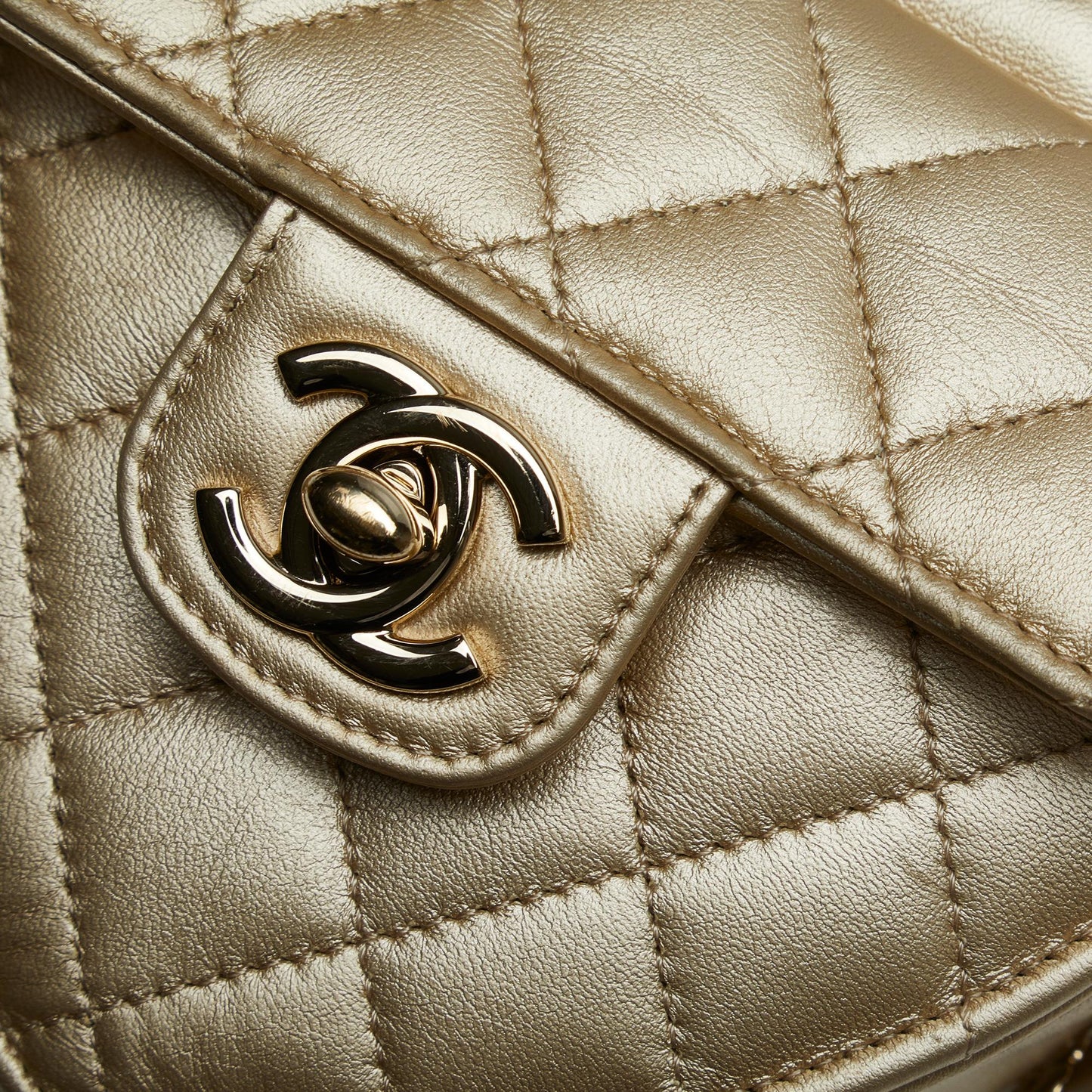 Chanel Mini CC in Love Heart Crossbody (SHG-Qohyoi)