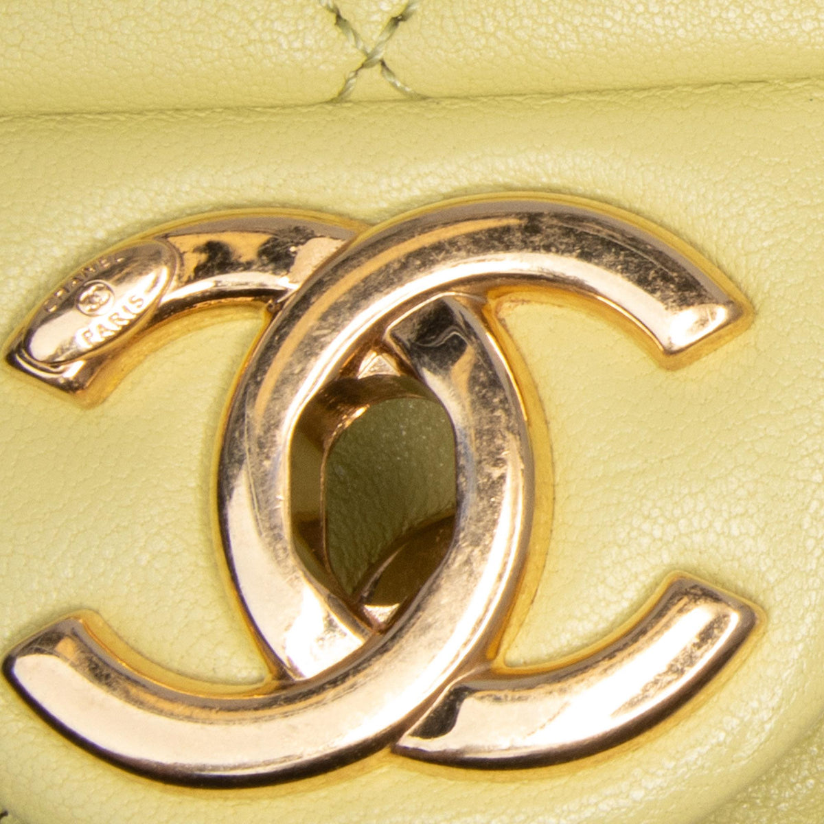 Chanel Mini Quilted Lambskin Oval Logo Chain Top Handle Flap (SHG-fq91I7)