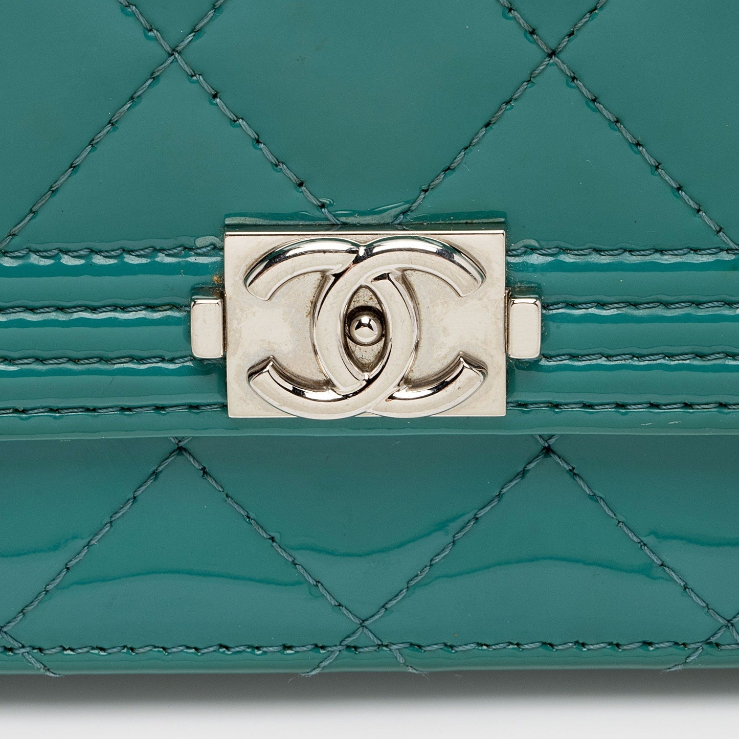 Chanel Patent Leather Boy Wallet on Chain (SHF-ZZnKzy)