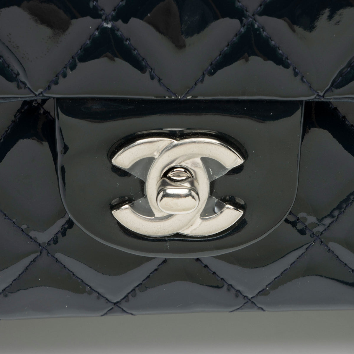 Chanel Patent Leather Classic Medium Double Flap Bag (SHF-lLuqxa)