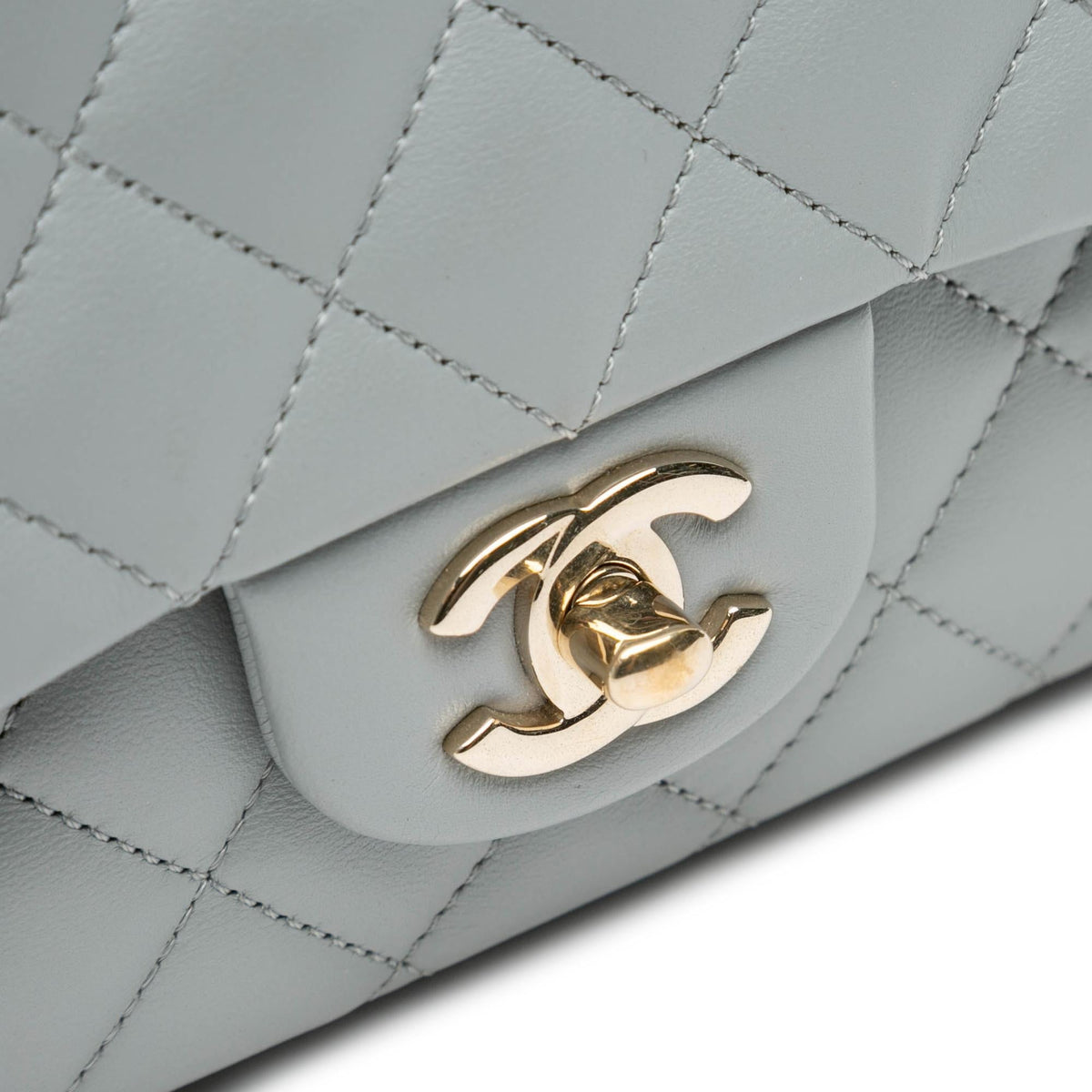 Chanel Quilted Calfskin Bolero de Chanel Flap (SHG-EQ5cOE)