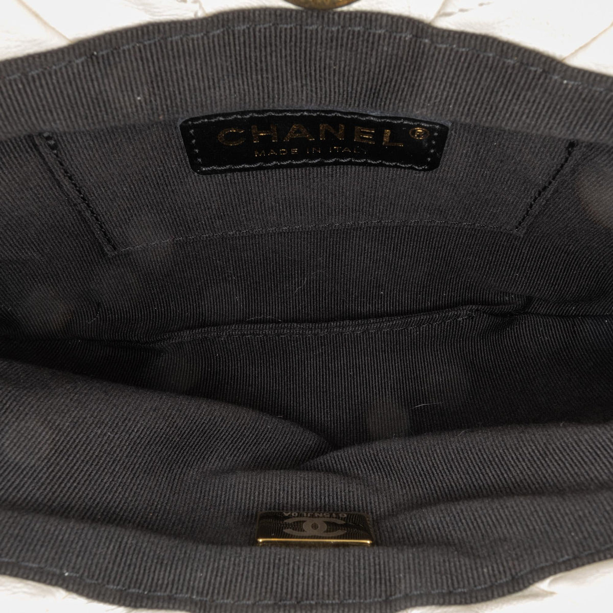 Chanel Quilted Lambskin Pearl Crown Handle Clutch Bag (SHG-vWF7ER)