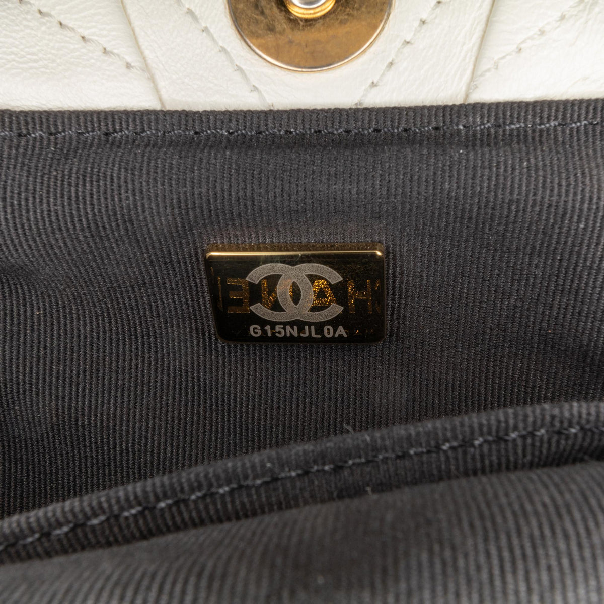 Chanel Quilted Lambskin Pearl Crown Handle Clutch Bag (SHG-vWF7ER)