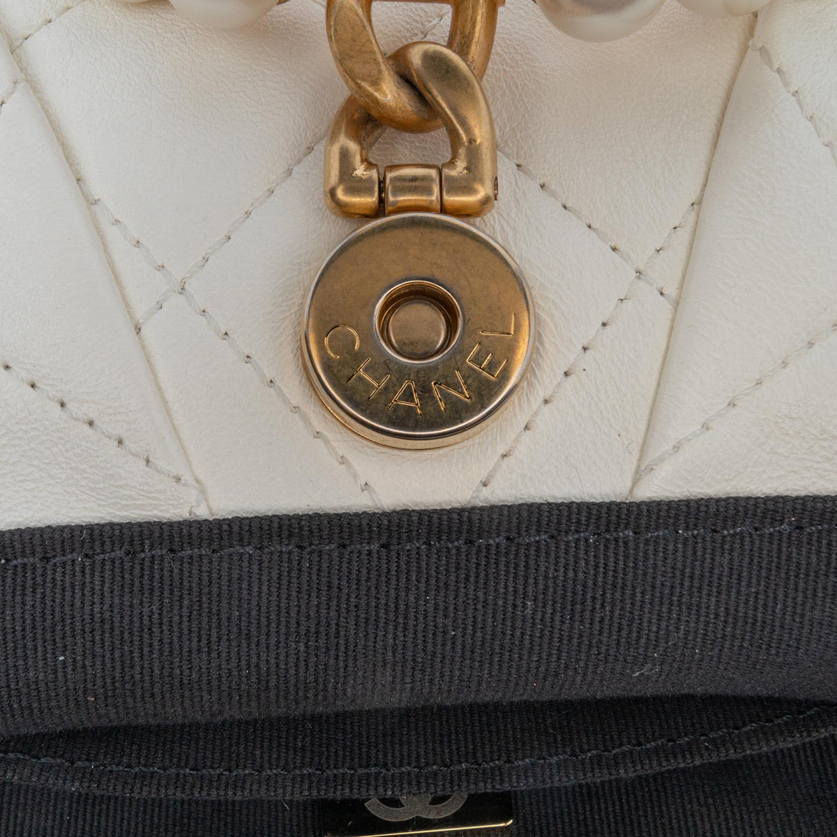 Chanel Quilted Lambskin Pearl Crown Handle Clutch Bag (SHG-vWF7ER)