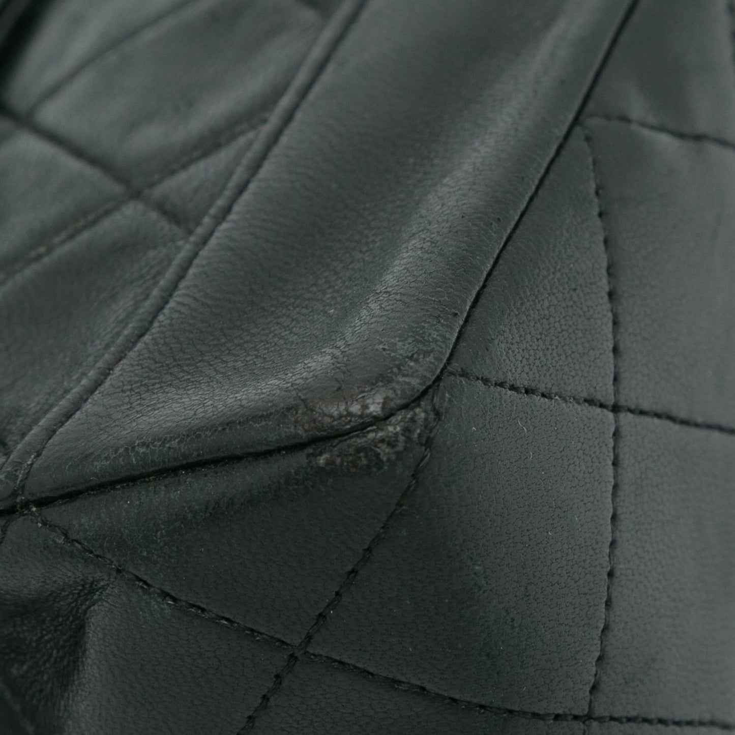 Chanel Quilted Lambskin Shoulder Bag (SHG-gMutdy)