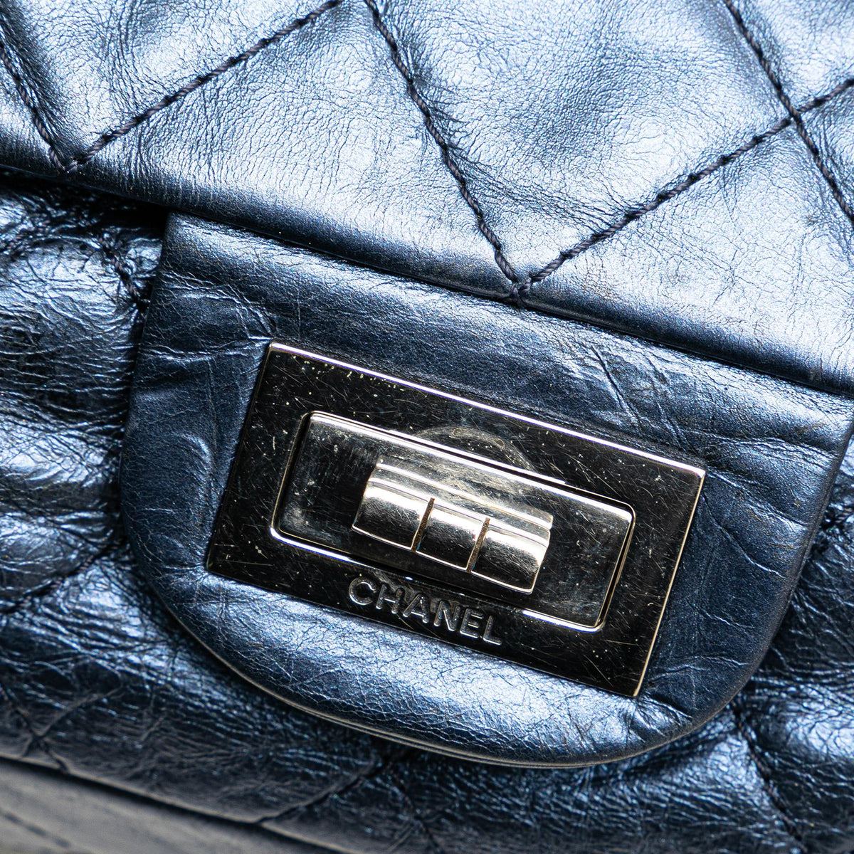 Chanel Reissue 2.55 Aged Metallic Calfskin Flap 226 (SHG-UERrb6)
