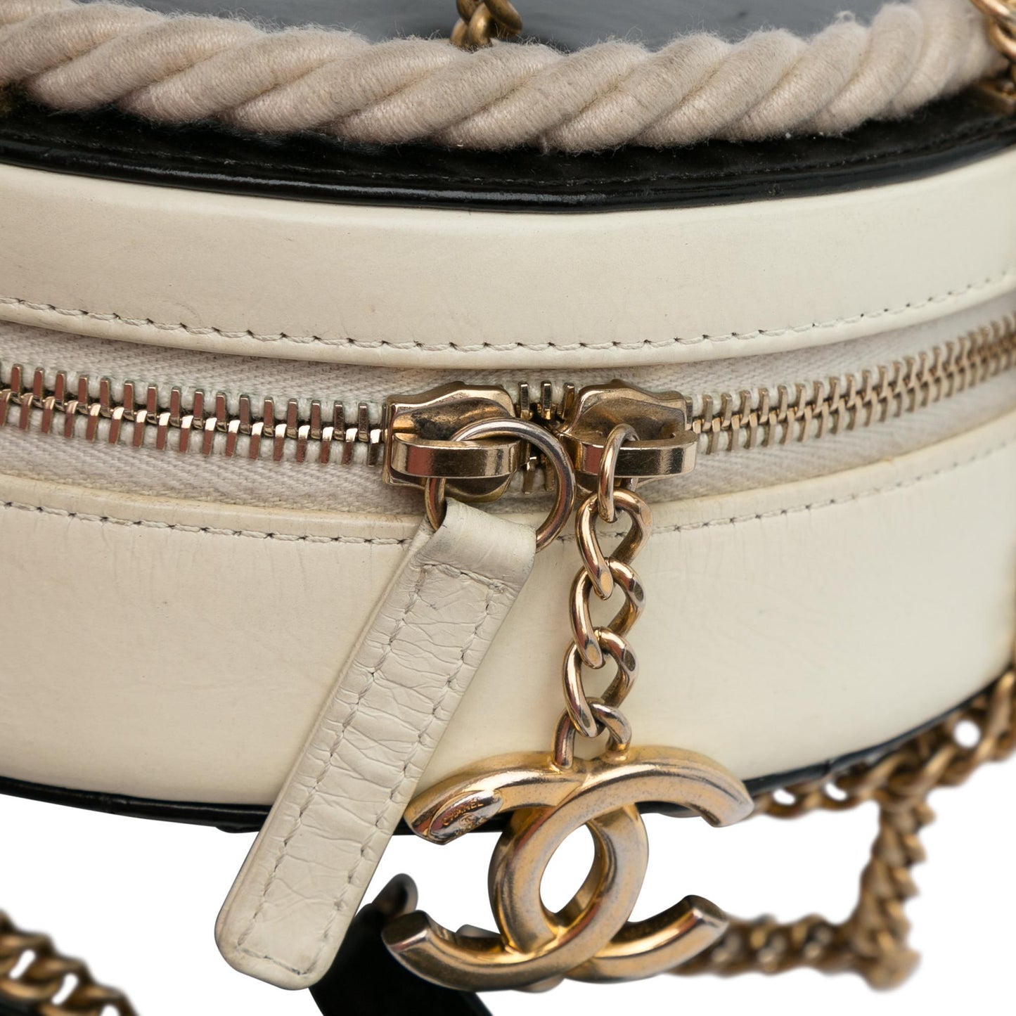 Chanel Small En vogue Round Crossbody (SHG-sr6Be6)